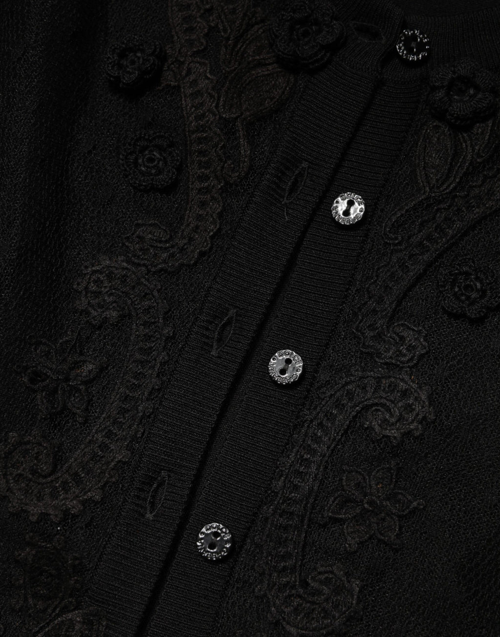 Cardigan noir en dentelle transparente Dolce & Gabbana avec boutons, manches longues et coupe élégante.