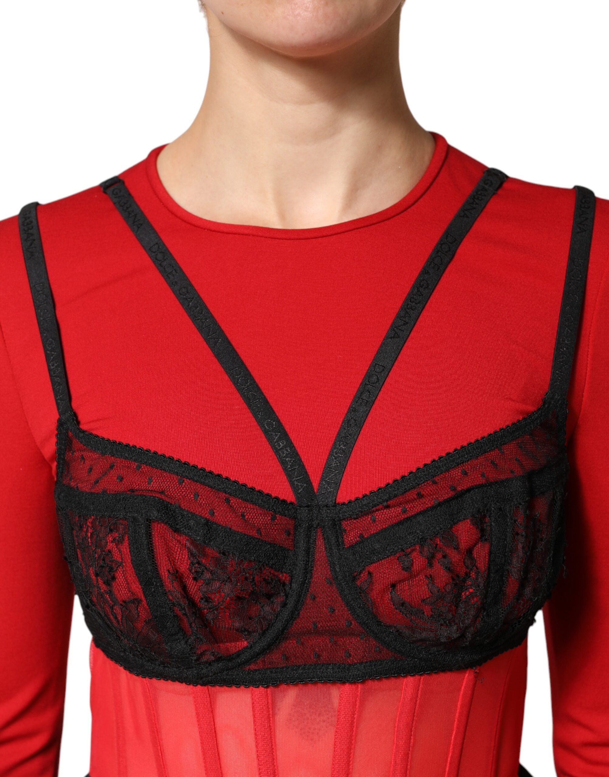 Brassière crop top en nylon rouge et noir de Dolce & Gabbana, style bralette, porté sur mannequin.