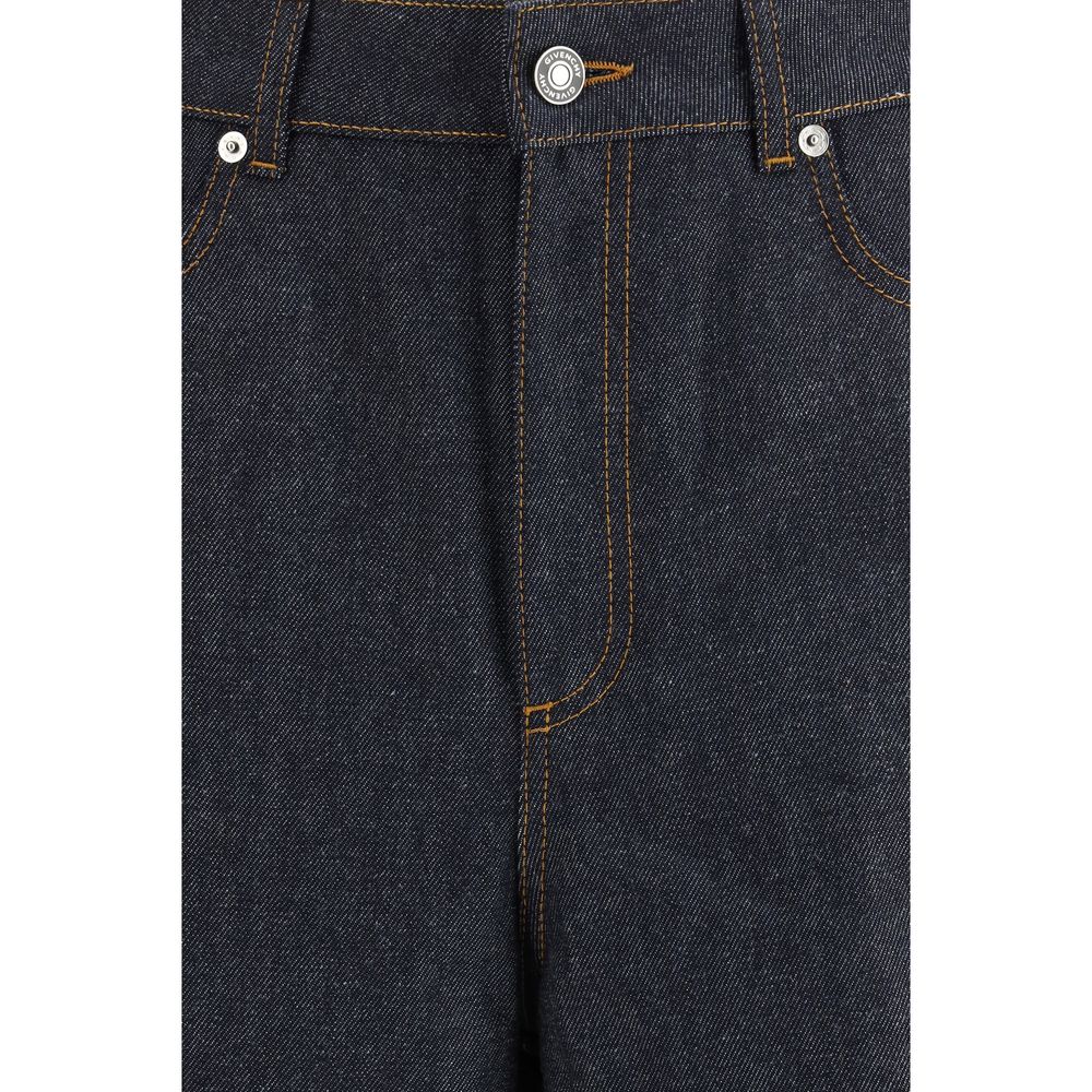 Jeans en denim bleu en coton de la marque Givenchy, coupe classique et détails modernes visibles sur l'image.