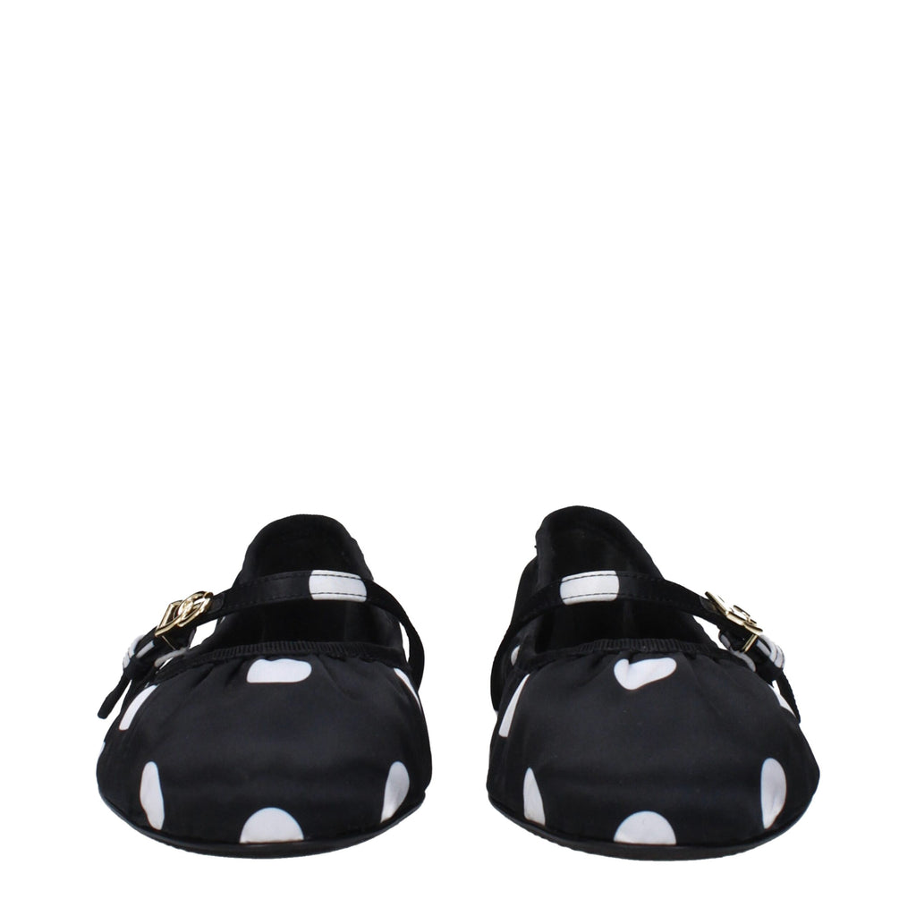 Chaussures ballerines en tissu noir de Dolce & Gabbana, élégantes et confortables, vues en gros plan.