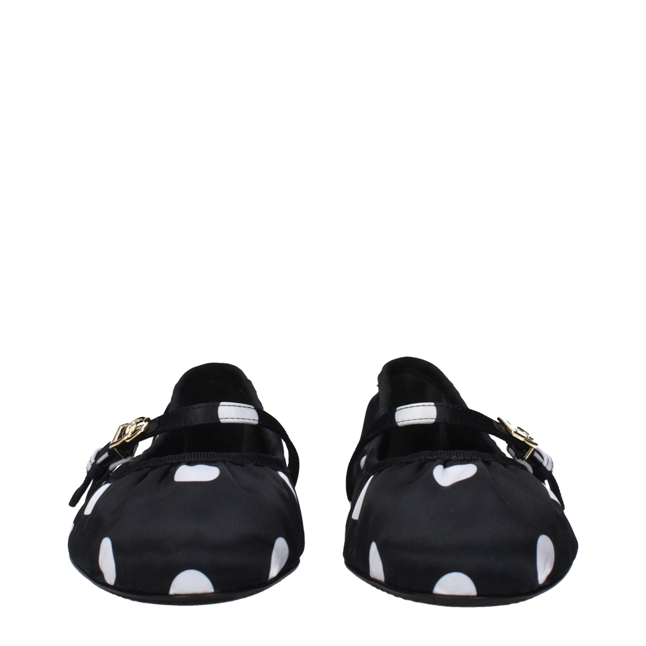 Chaussures ballerines en tissu noir de Dolce & Gabbana, élégantes et confortables, vues en gros plan.