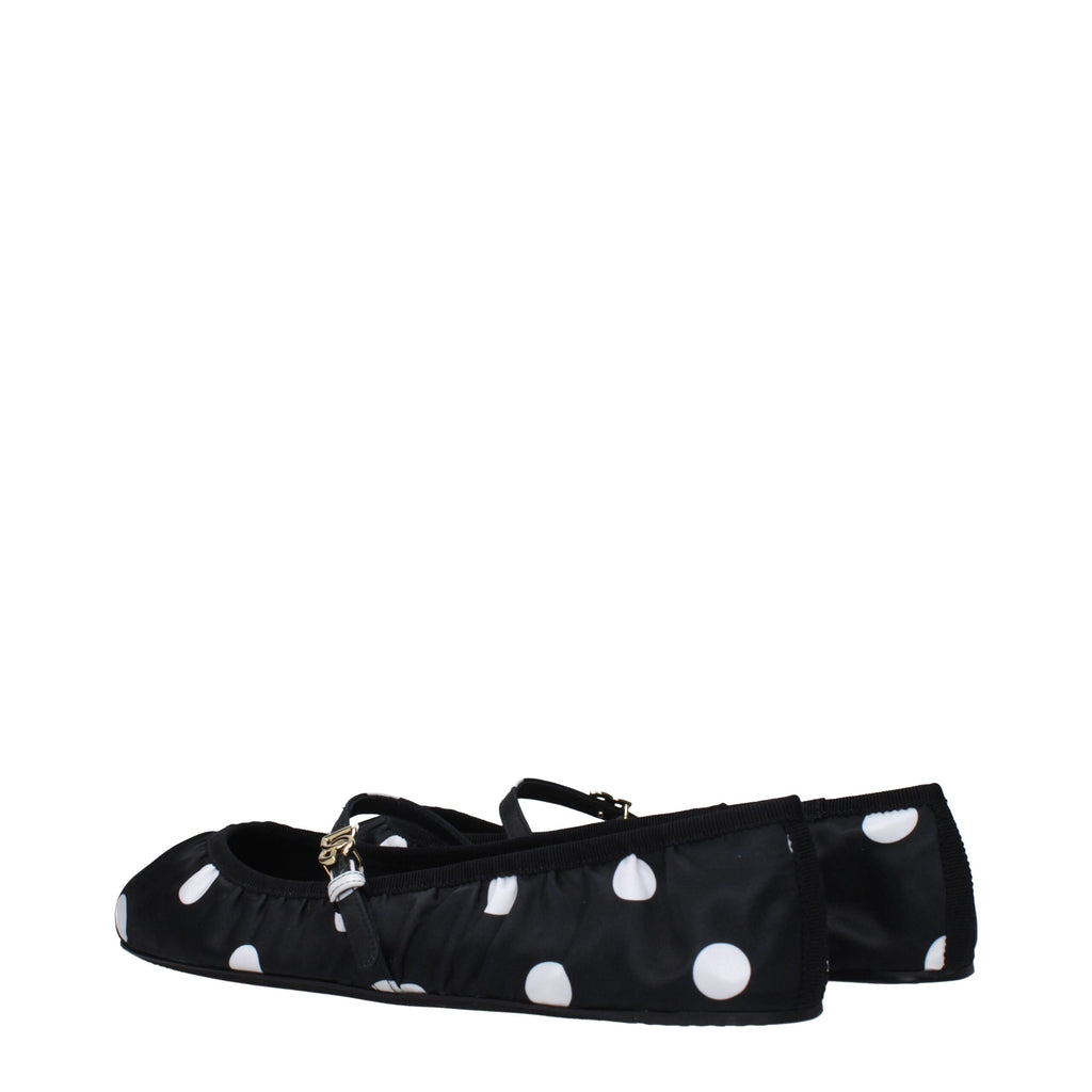 Chaussures ballerines en tissu noir de Dolce & Gabbana, élégantes et confortables, pour un style sophistiqué.
