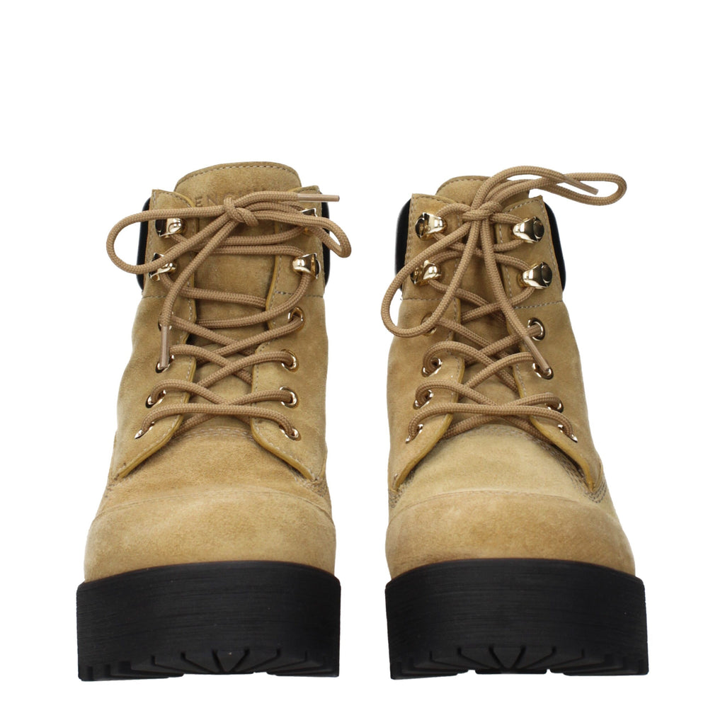 Bottes ankle en cuir marron de Givenchy, élégantes et sophistiquées, avec finition soignée et semelle en cuir.