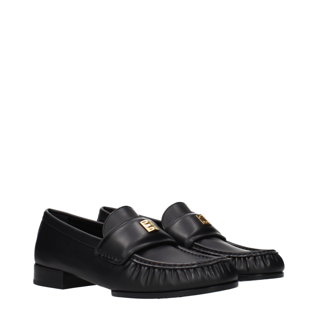 Mocassins noirs en cuir Givenchy pour homme, style slip-on avec finition élégante et semelle en caoutchouc.