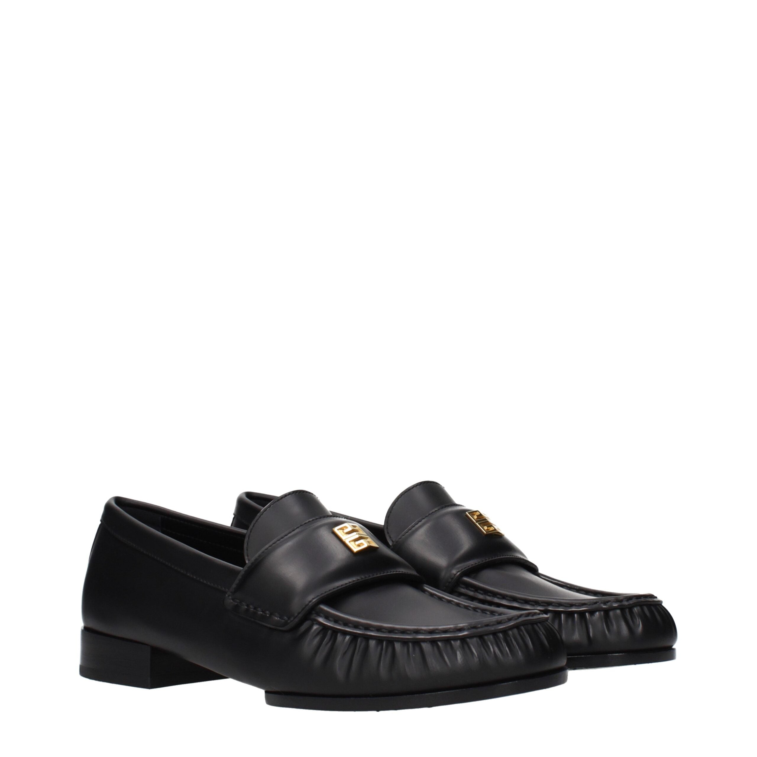 Mocassins noirs en cuir Givenchy pour homme, style slip-on avec finition élégante et semelle en caoutchouc.