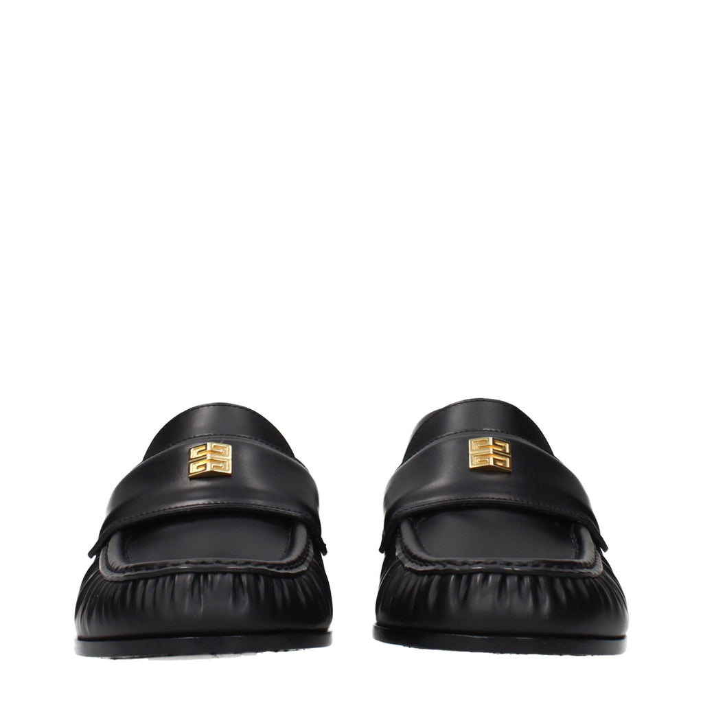 Mocassins noirs en cuir de Givenchy, chaussures slip-on élégantes pour homme, vues en gros plan.
