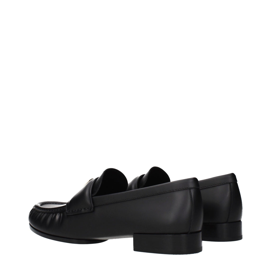 Mocassins noirs en cuir Givenchy pour hommes, style slip-on, avec finition élégante et semelle en caoutchouc.