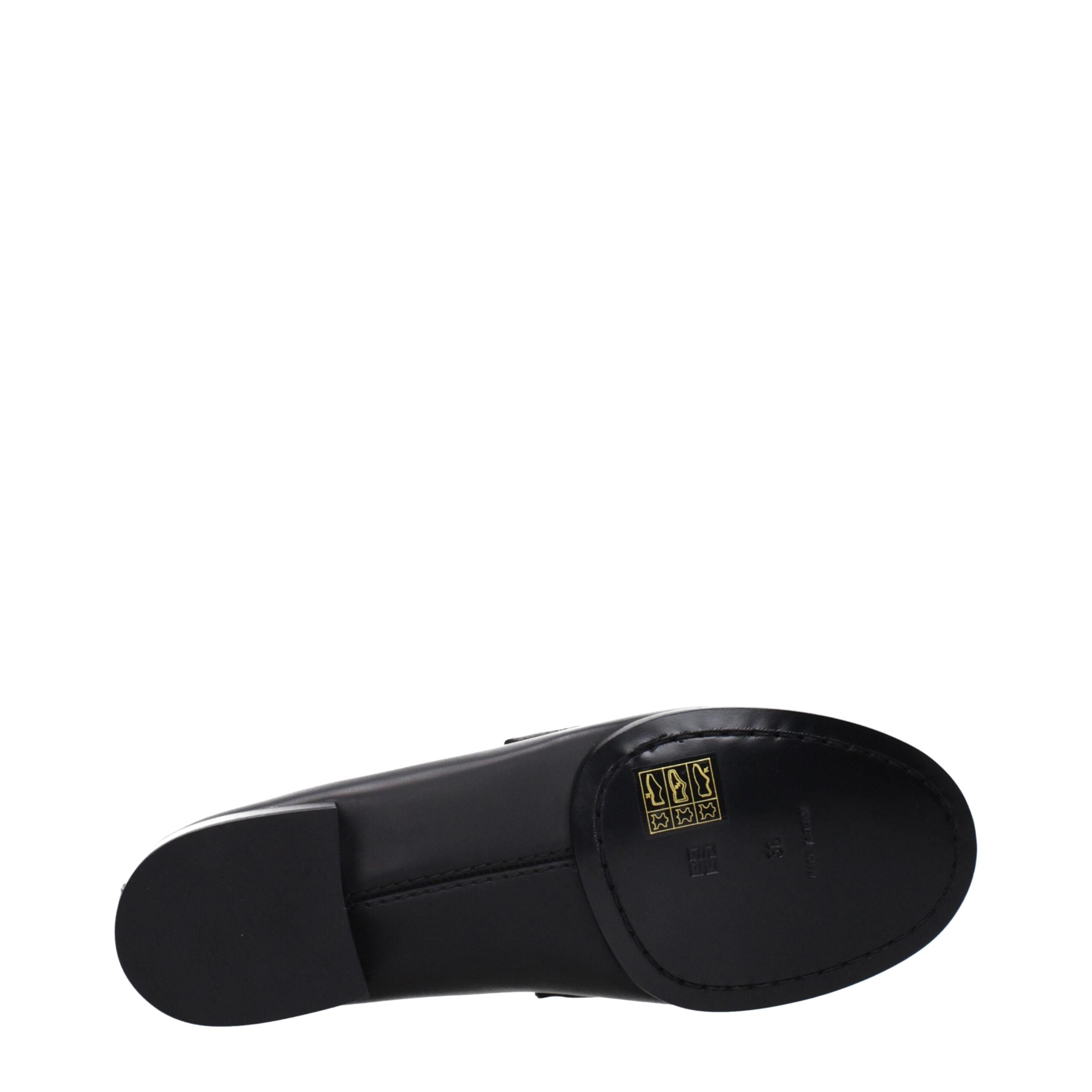Mocassins noirs en cuir Givenchy à enfiler, semelle en caoutchouc, style élégant et sophistiqué pour homme.