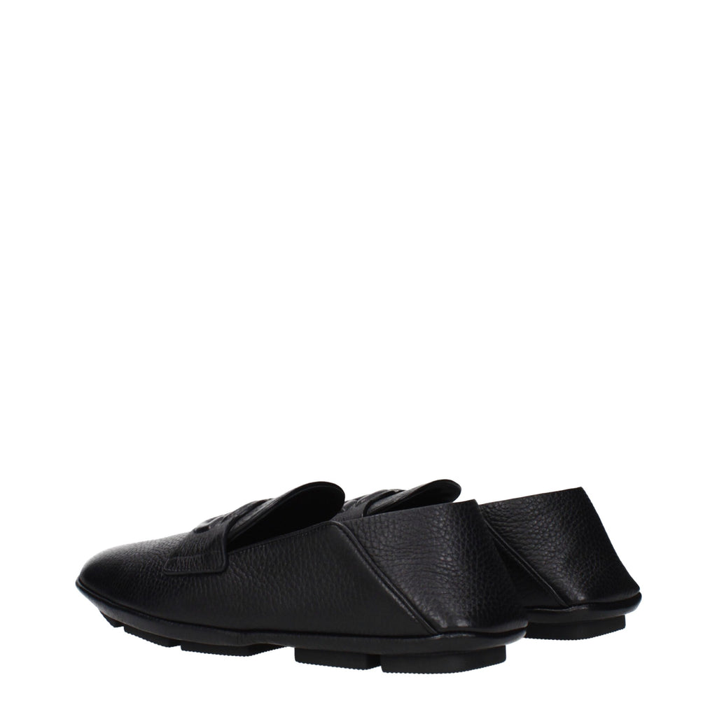Chaussures mocassins en cuir noir Dolce & Gabbana, slip-on élégants pour homme, visibles sur une image de produit.
