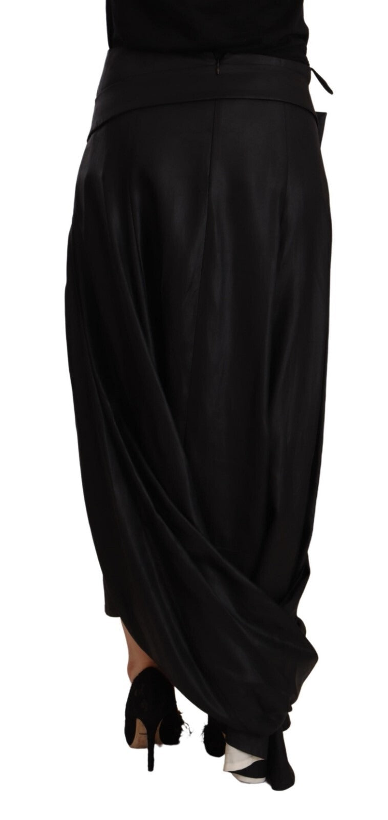 Jupe asymétrique noire en acétate à taille haute de Celine, style wrap, vue de face sur un mannequin.