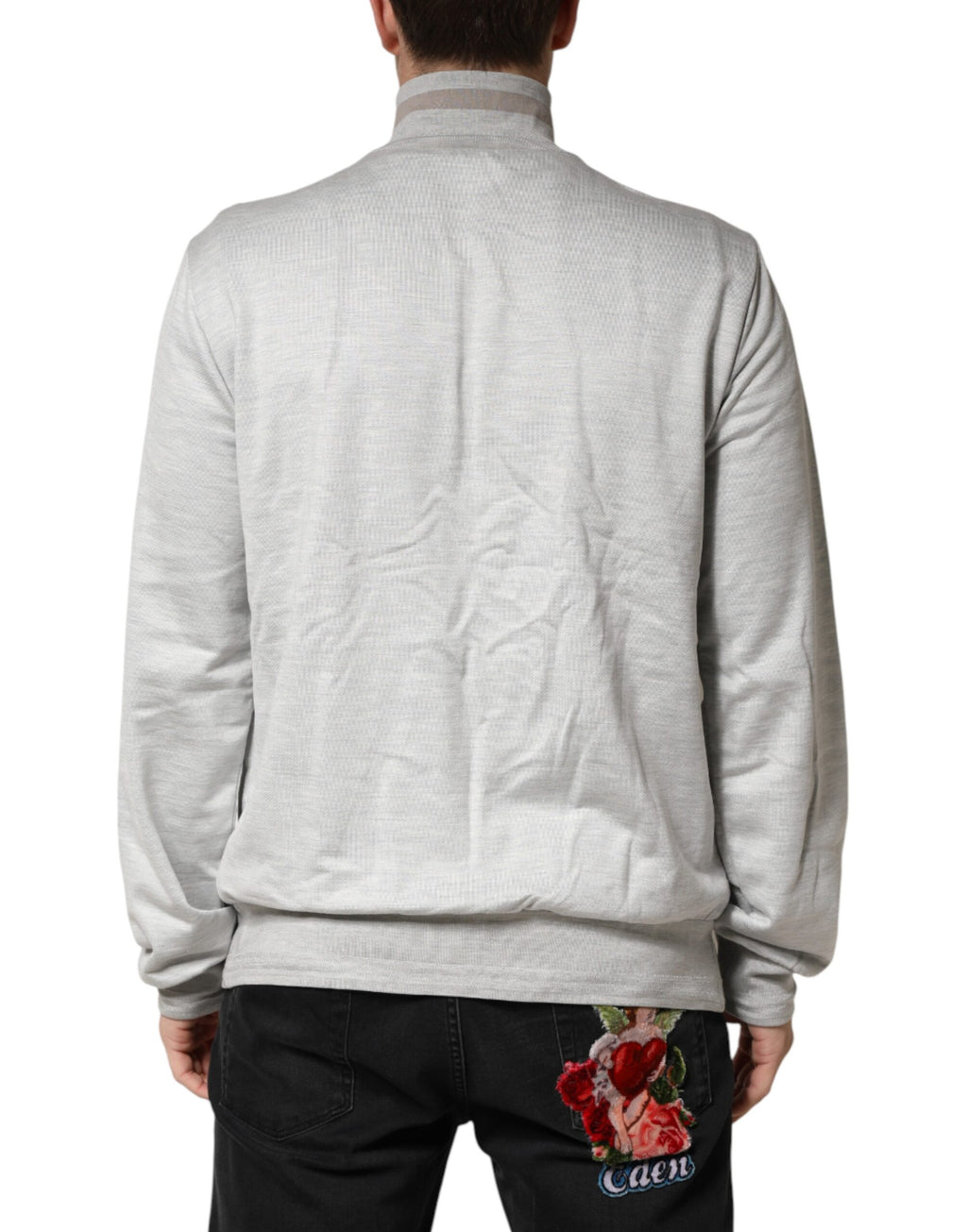 Cardigan en coton gris clair Dolce & Gabbana avec fermeture éclair, douceur et style élégant visible sur l'image.