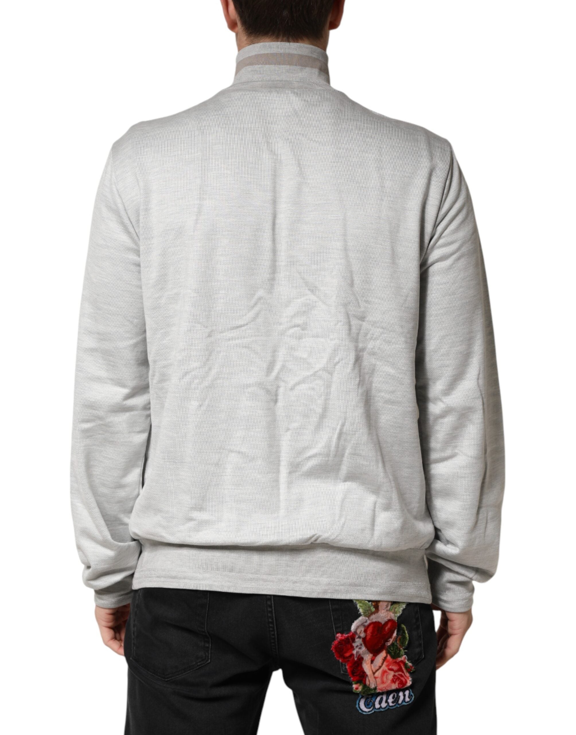 Cardigan en coton gris clair Dolce & Gabbana avec fermeture éclair, douceur et style élégant visible sur l'image.