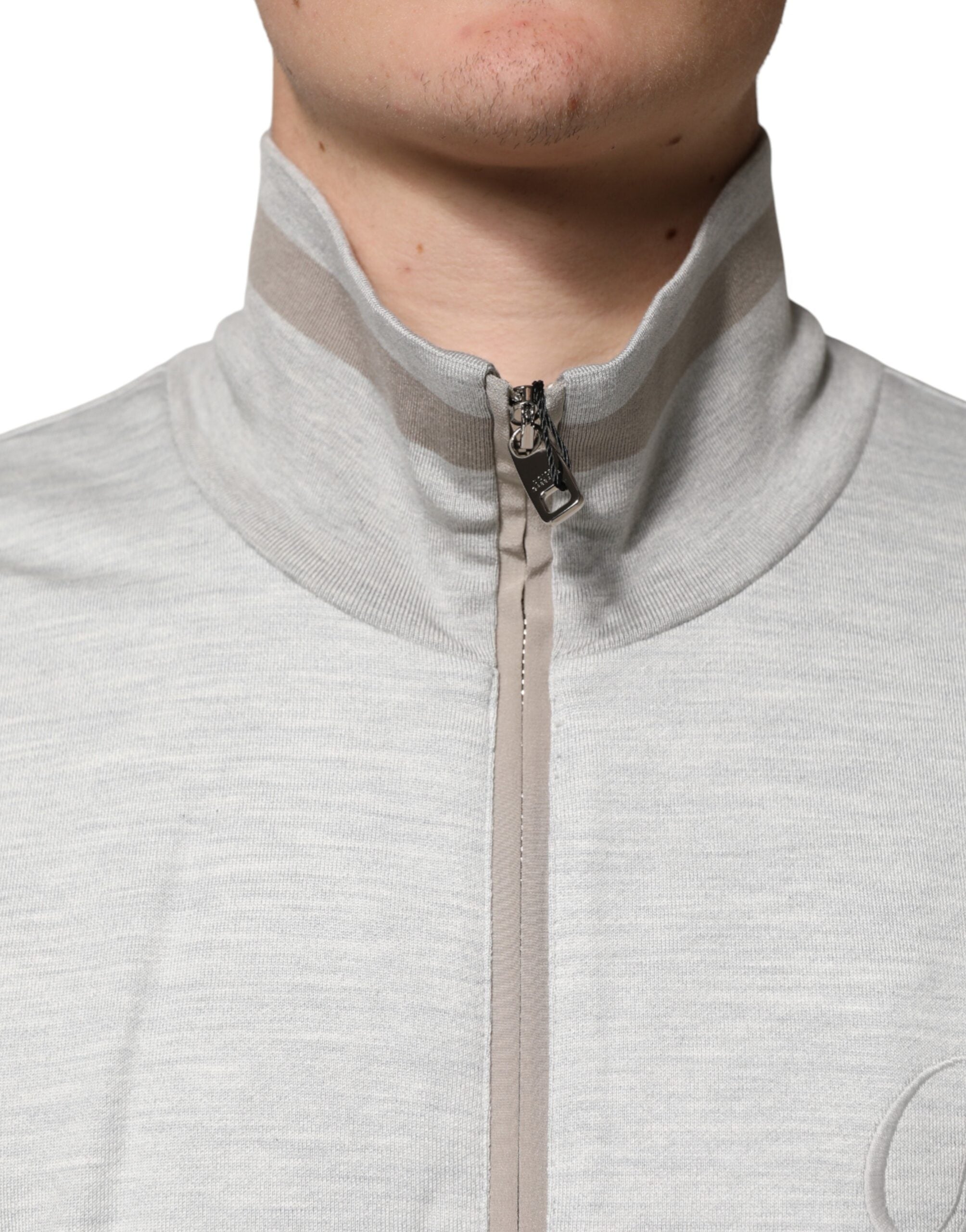 Cardigan zippé en coton gris clair de Dolce & Gabbana, pull à manches longues avec col montant.