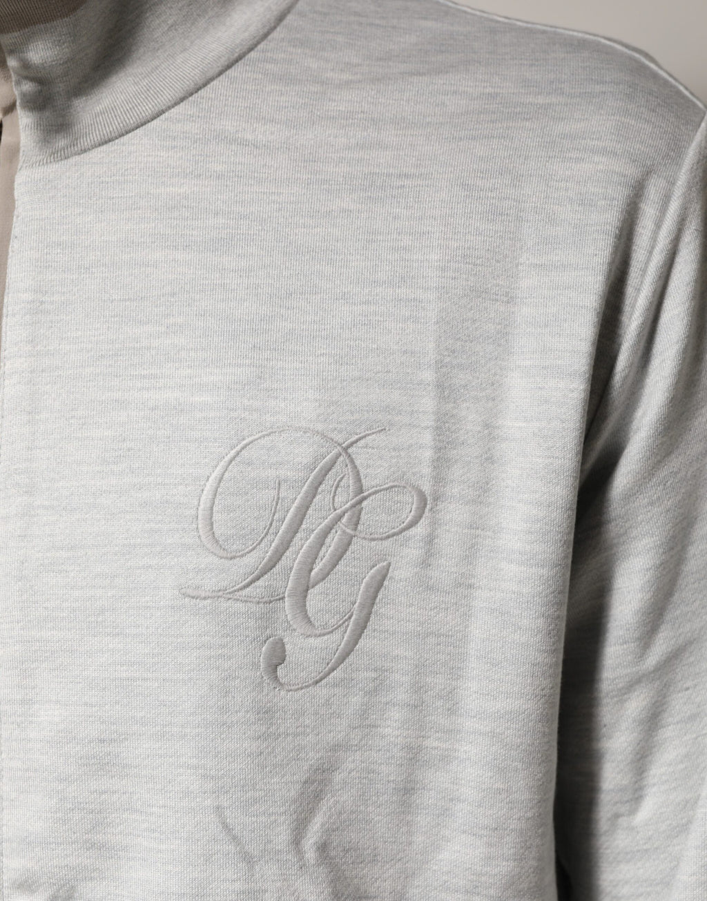 Pull gris clair en coton Dolce & Gabbana avec fermeture éclair, cardigan léger et élégant, porté en style décontracté.