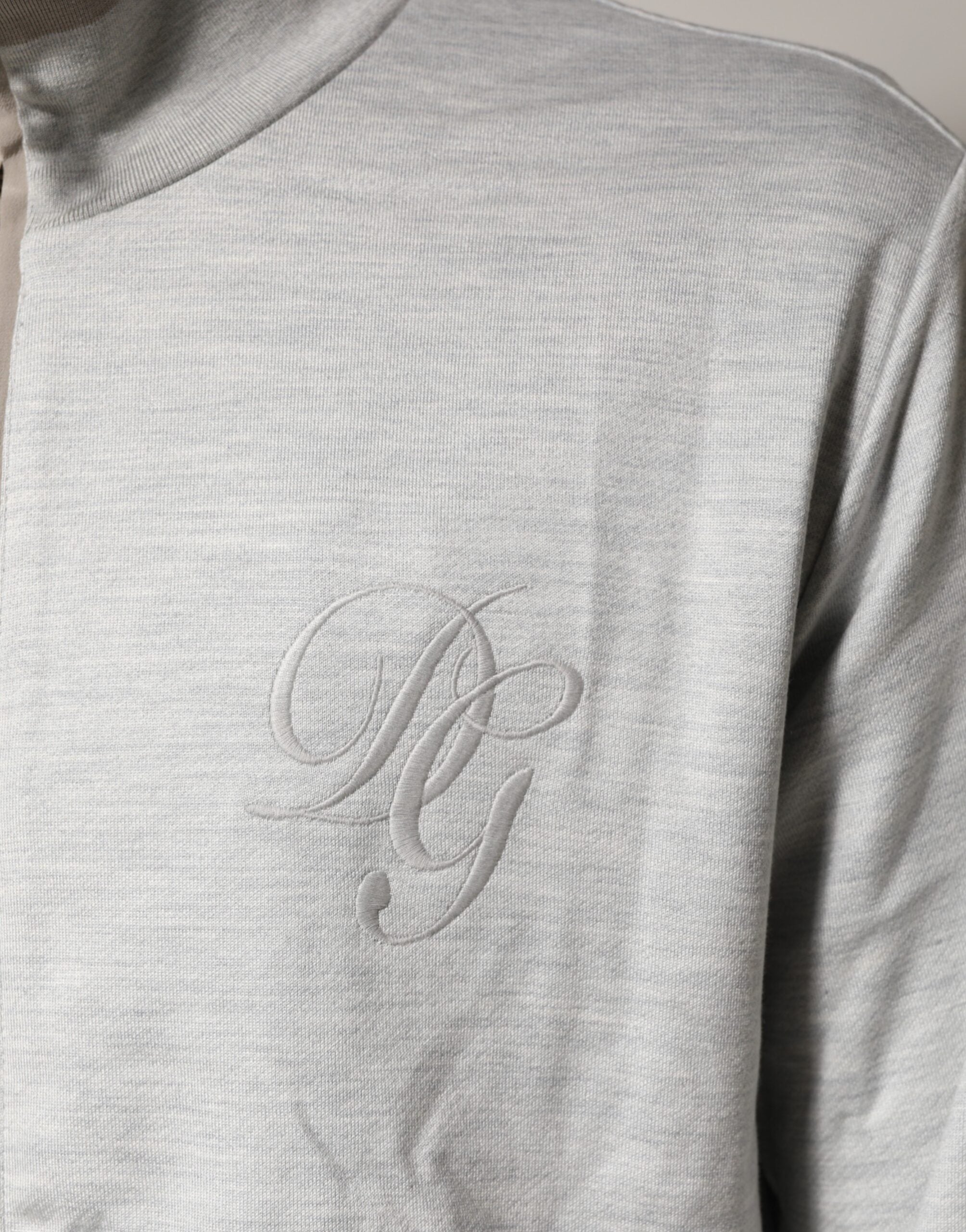 Pull gris clair en coton Dolce & Gabbana avec fermeture éclair, cardigan léger et élégant, porté en style décontracté.