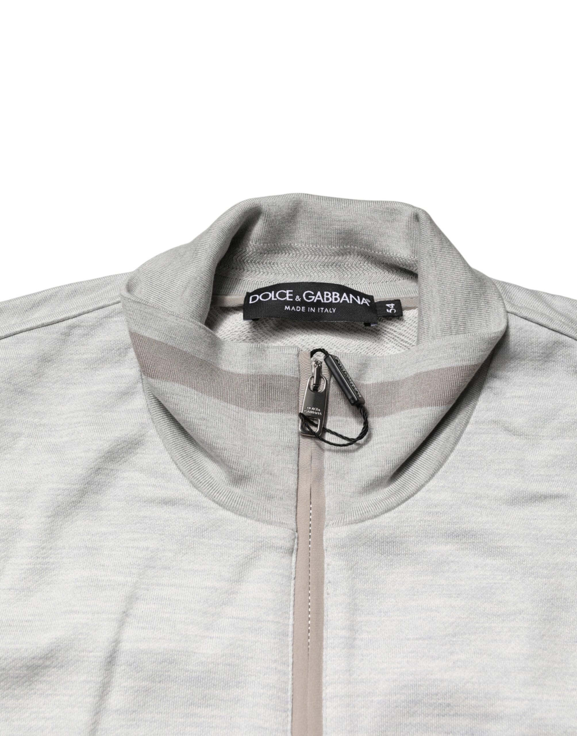 Cardigan en coton gris clair Dolce & Gabbana avec fermeture éclair, détail élégant et coupe classique visible sur l'image.