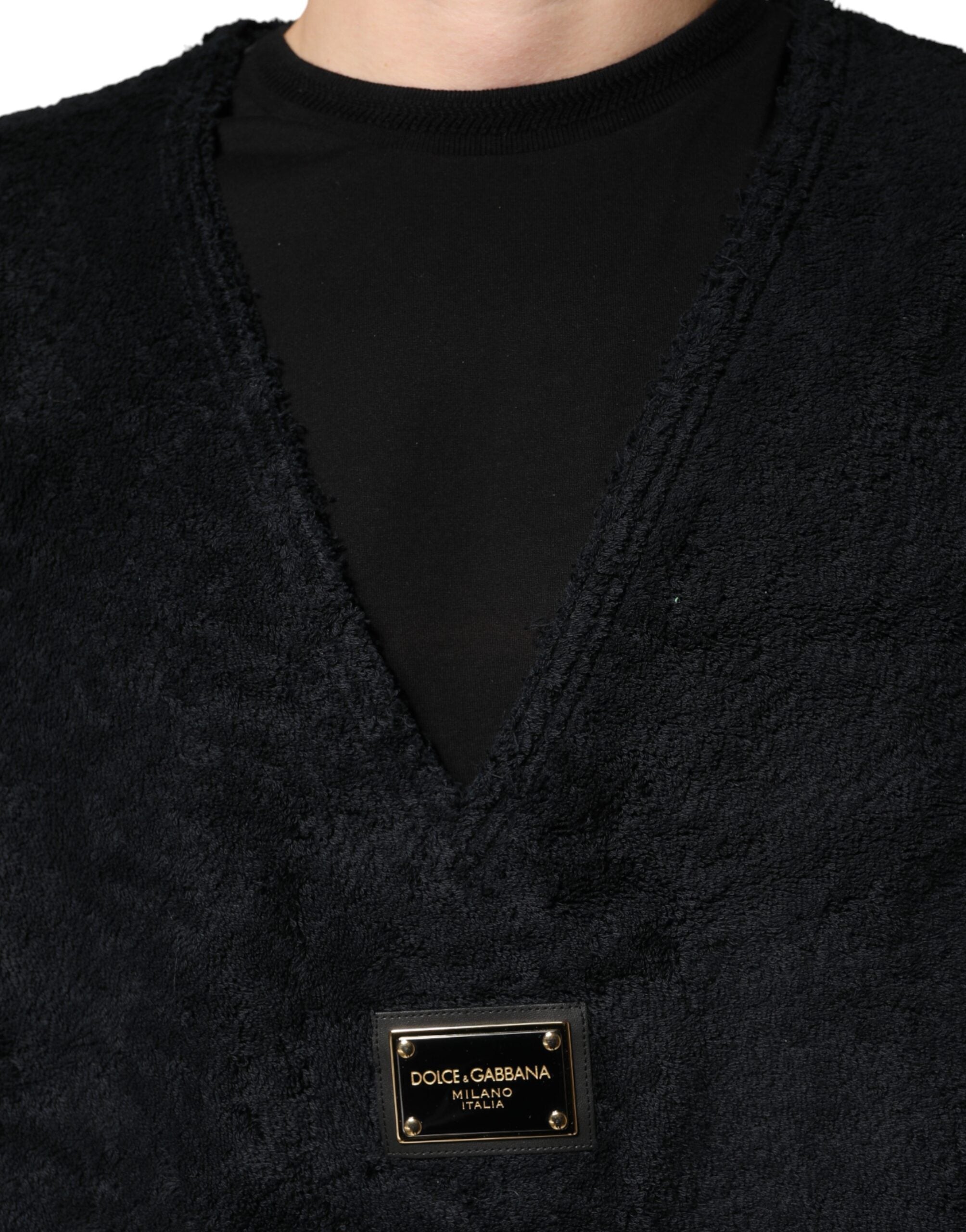 Sweat-shirt homme en coton noir Dolce & Gabbana avec col en V, style décontracté et élégant, porté sur un mannequin.