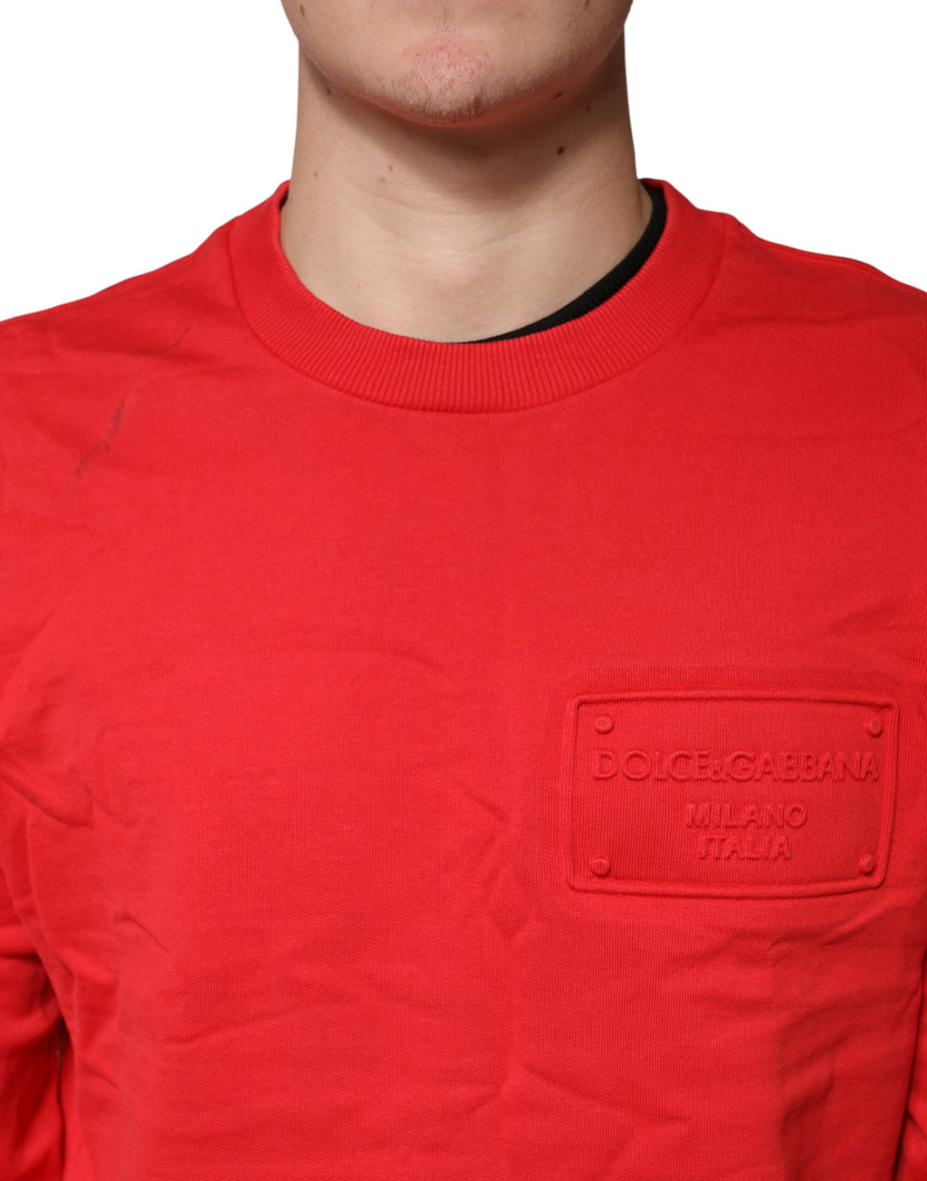 Sweatshirt en coton rouge Dolce & Gabbana avec logo, col rond et style décontracté, visible sur l'image.