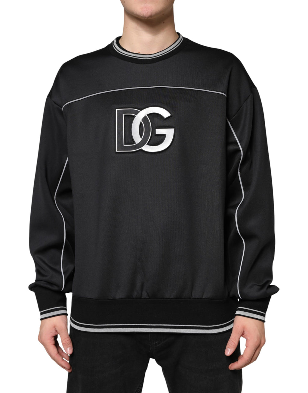 Sweat-shirt à col rond noir Dolce & Gabbana avec logo DG visible, en coton doux, porté sur un mannequin.