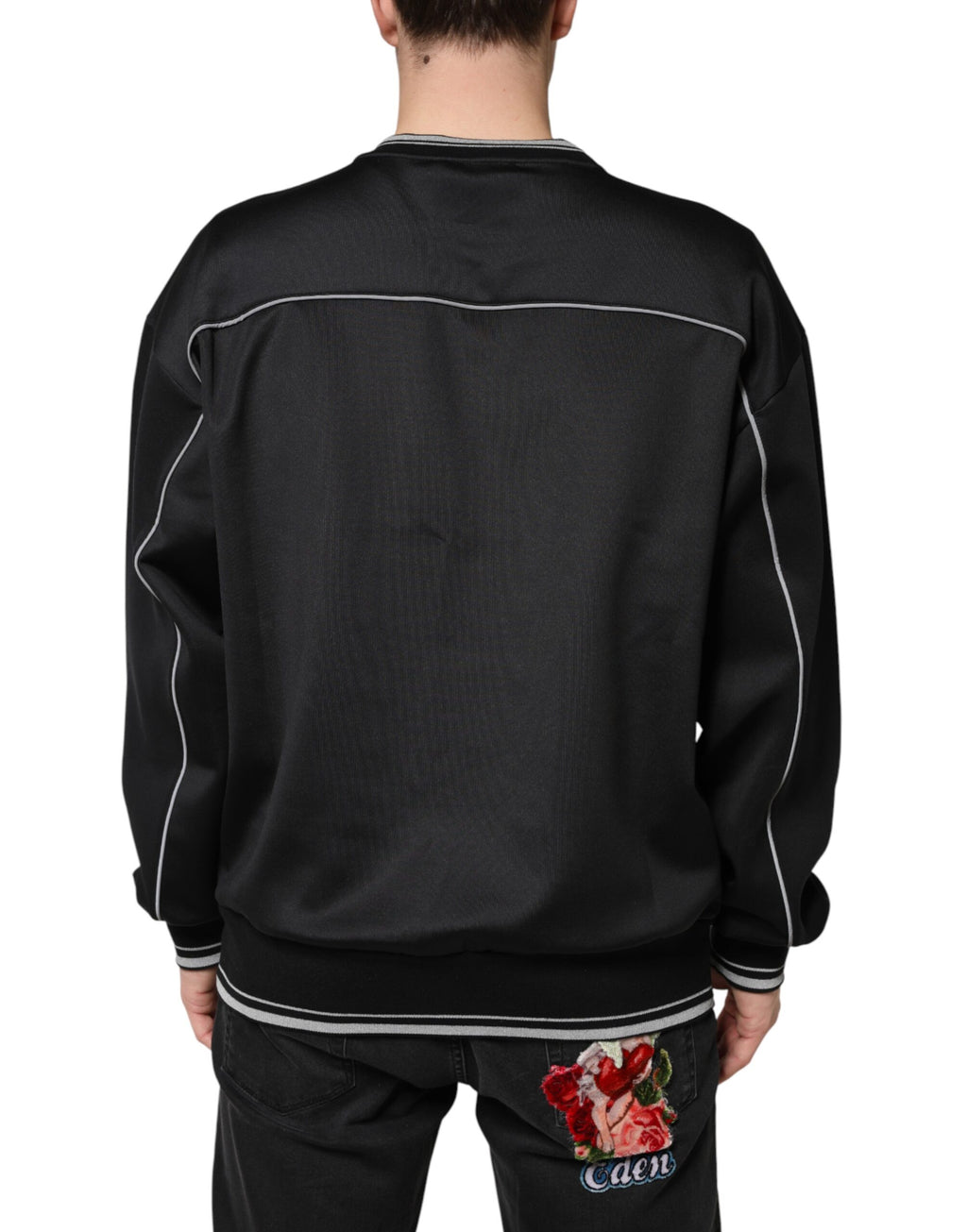 Sweat-shirt noir Dolce & Gabbana à logo DG, col rond, en coton, style décontracté et moderne, porté sur mannequin.