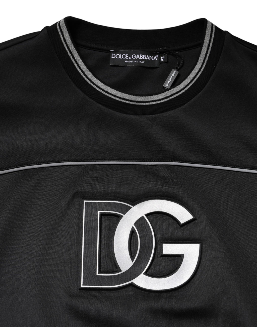 Sweat-shirt noir Dolce & Gabbana avec logo DG sur le col, en coton, à col rond, porté sur un mannequin.