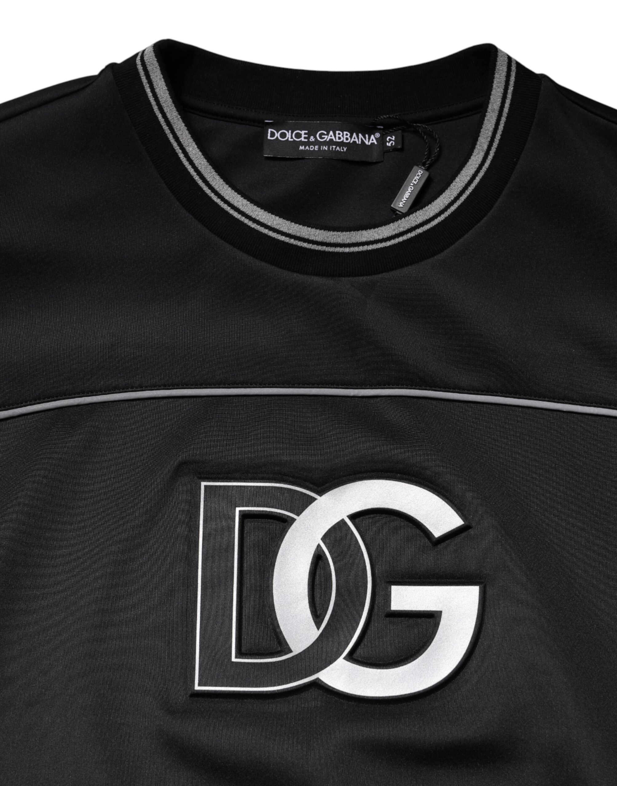 Sweat-shirt noir Dolce & Gabbana avec logo DG sur le col, en coton, à col rond, porté sur un mannequin.