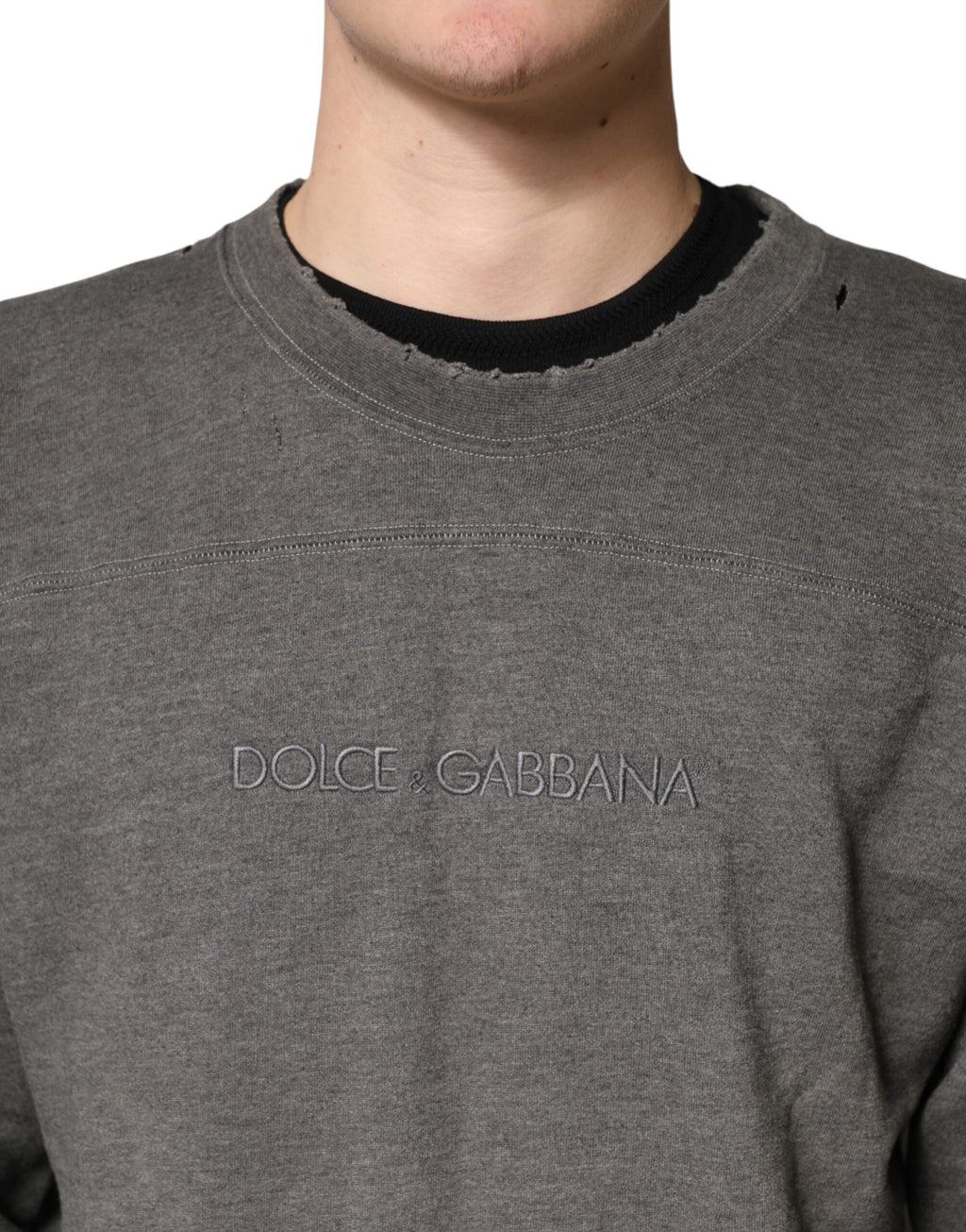 Sweatshirt homme Dolce & Gabbana en coton gris à col rond, casual et confortable, visible avec détails du tissu et coupe.