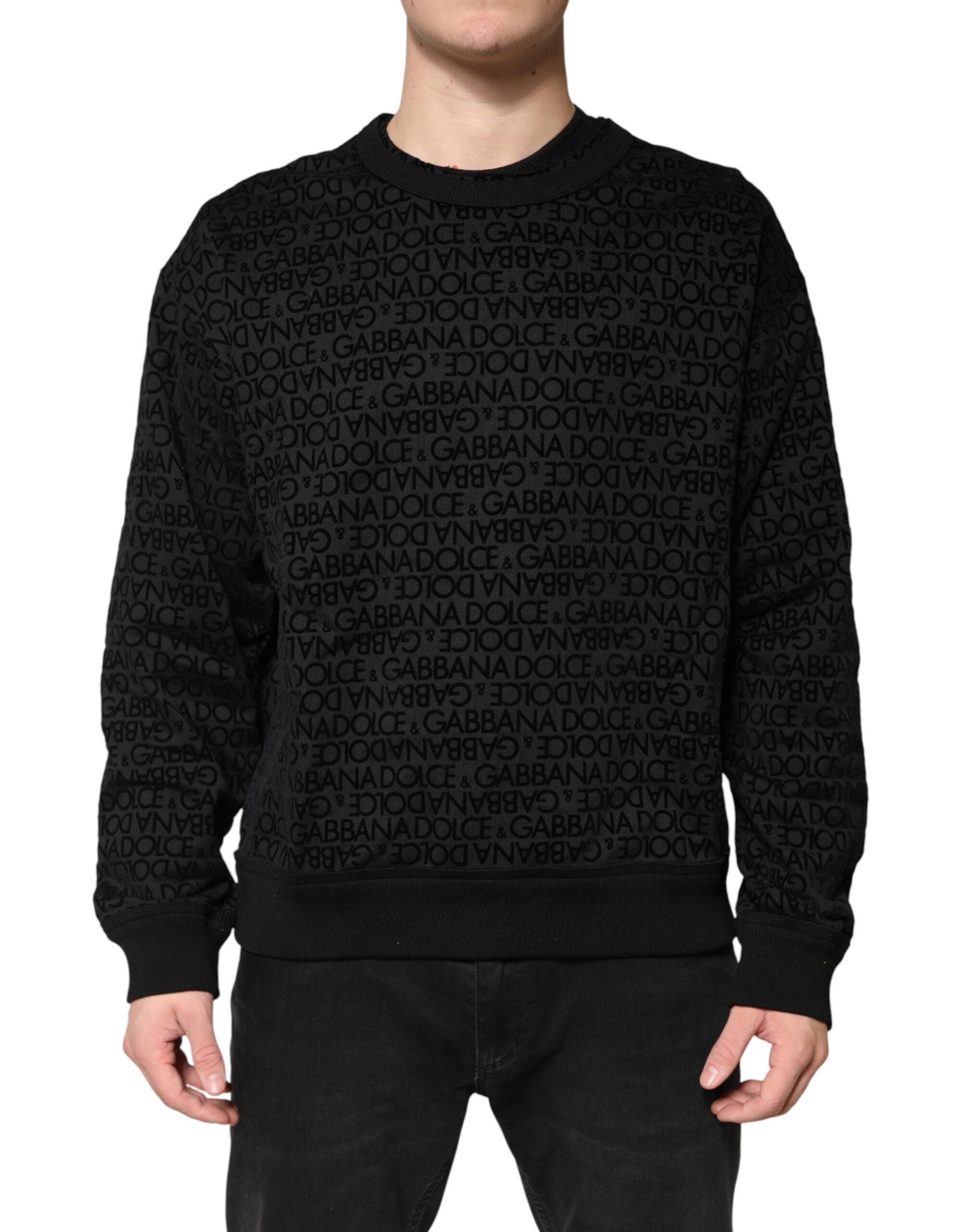 Sweat-shirt à col rond noir Dolce & Gabbana avec monogramme, en coton, porté sur mannequin.
