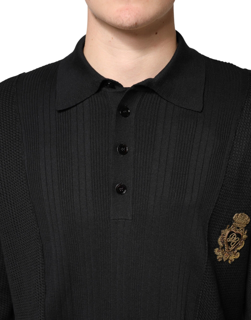 Pull noir pour homme Dolce & Gabbana avec motif de blason à manches longues, en laine douce et élégante.