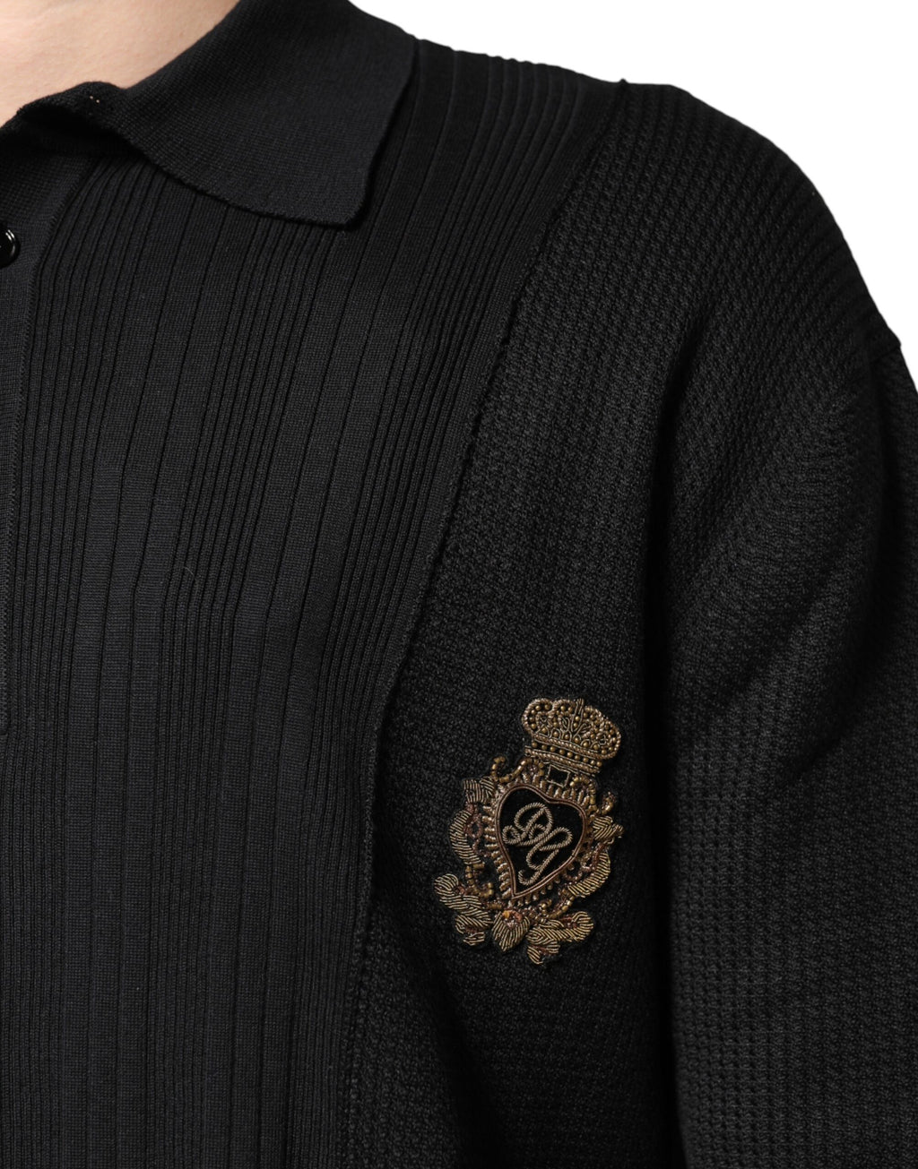 Pull à manches longues Dolce & Gabbana noir avec emblème de blason, style élégant et classique pour homme.