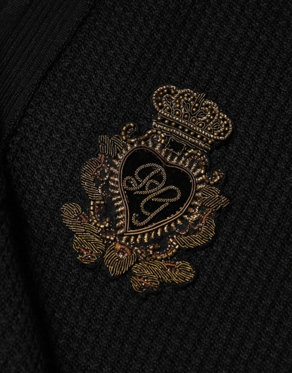Pull à manches longues noir Dolce & Gabbana Crest pour homme, doux et élégant, avec logo en relief sur la poitrine.