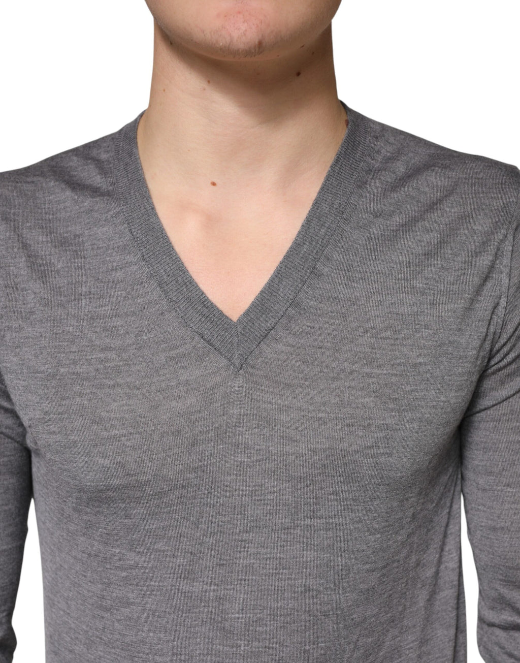 Pull-over homme en cachemire gris Dolce & Gabbana avec col en V, douceur et élégance raffinée.