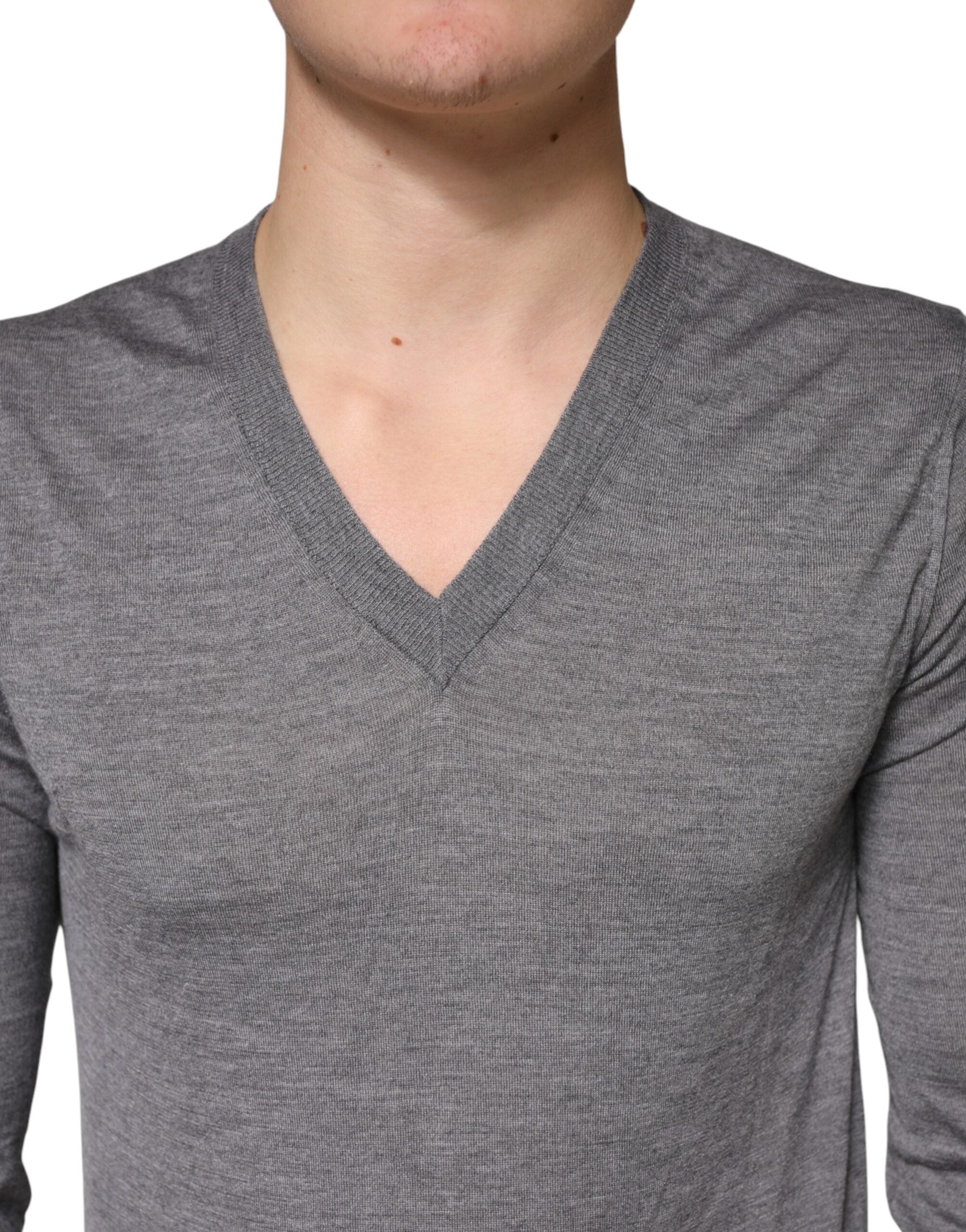 Pull-over homme en cachemire gris Dolce & Gabbana avec col en V, douceur et élégance raffinée.