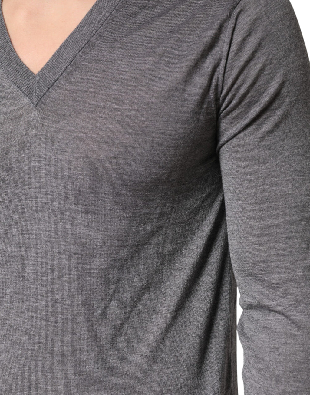 Pull-over homme en cachemire gris Dolce & Gabbana avec encolure en V, doux et élégant, parfait pour un look sophistiqué.