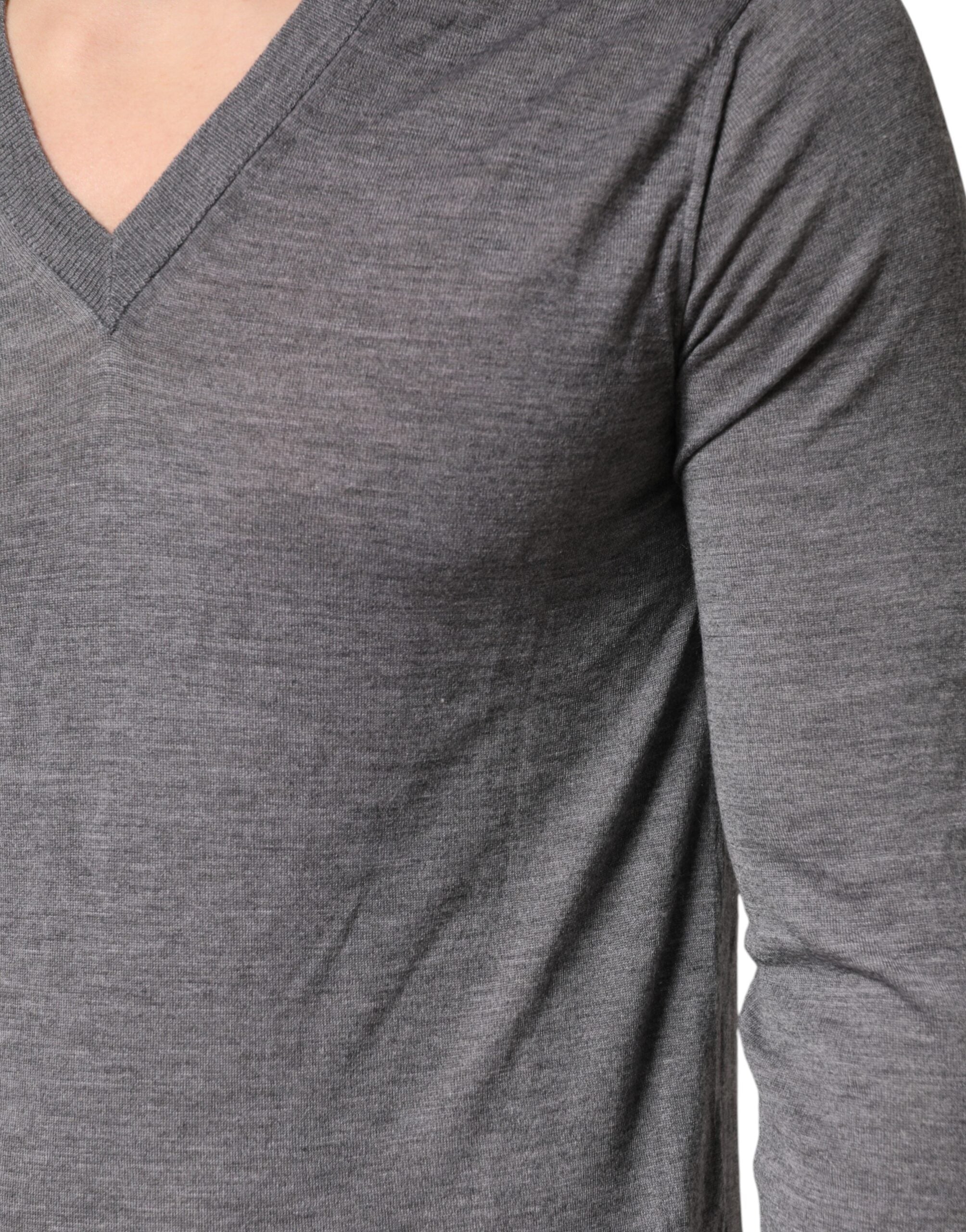 Pull-over homme en cachemire gris Dolce & Gabbana avec encolure en V, doux et élégant, parfait pour un look sophistiqué.