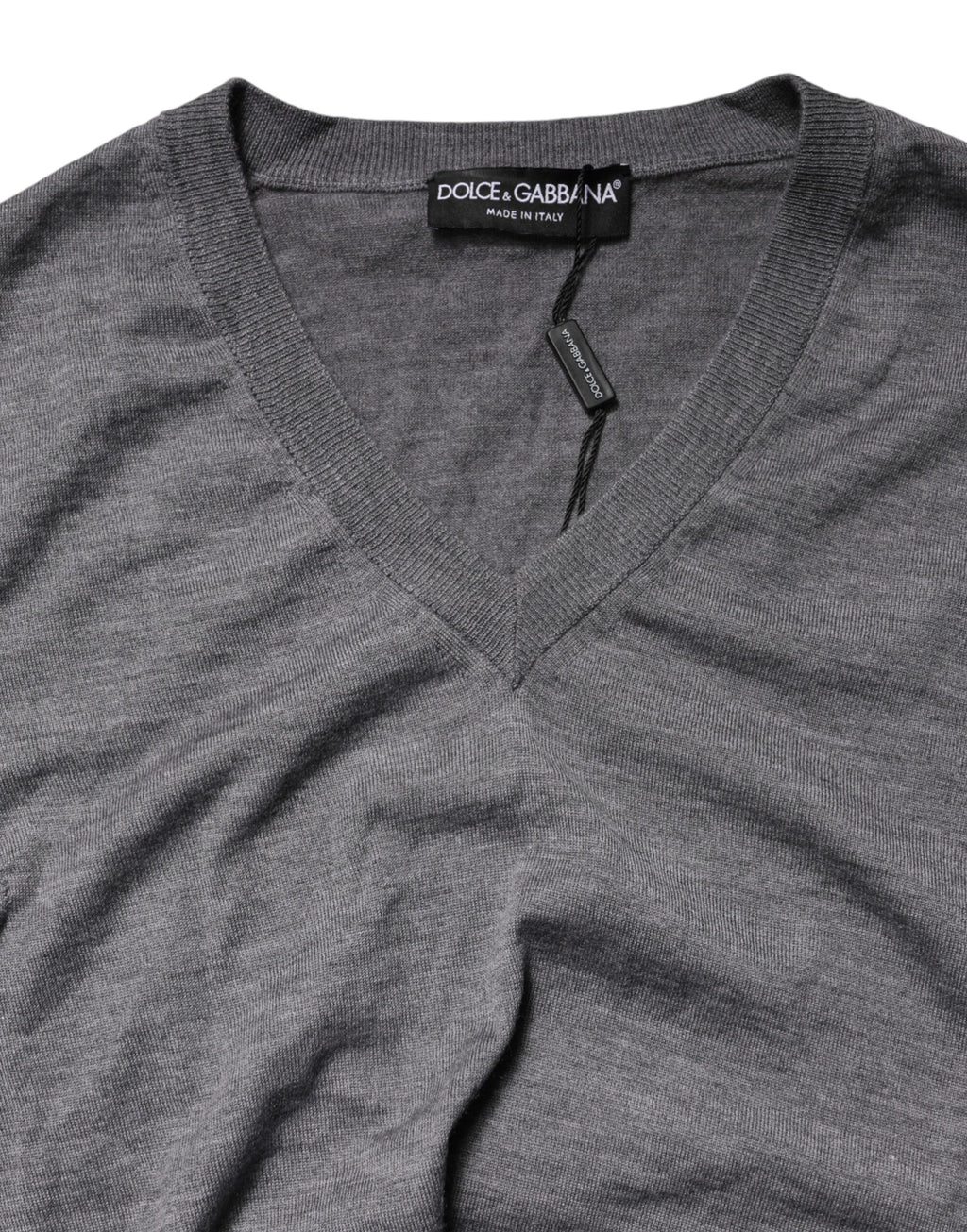Pull homme Dolce & Gabbana en cachemire gris à col en V, doux et élégant, porté sur un mannequin.