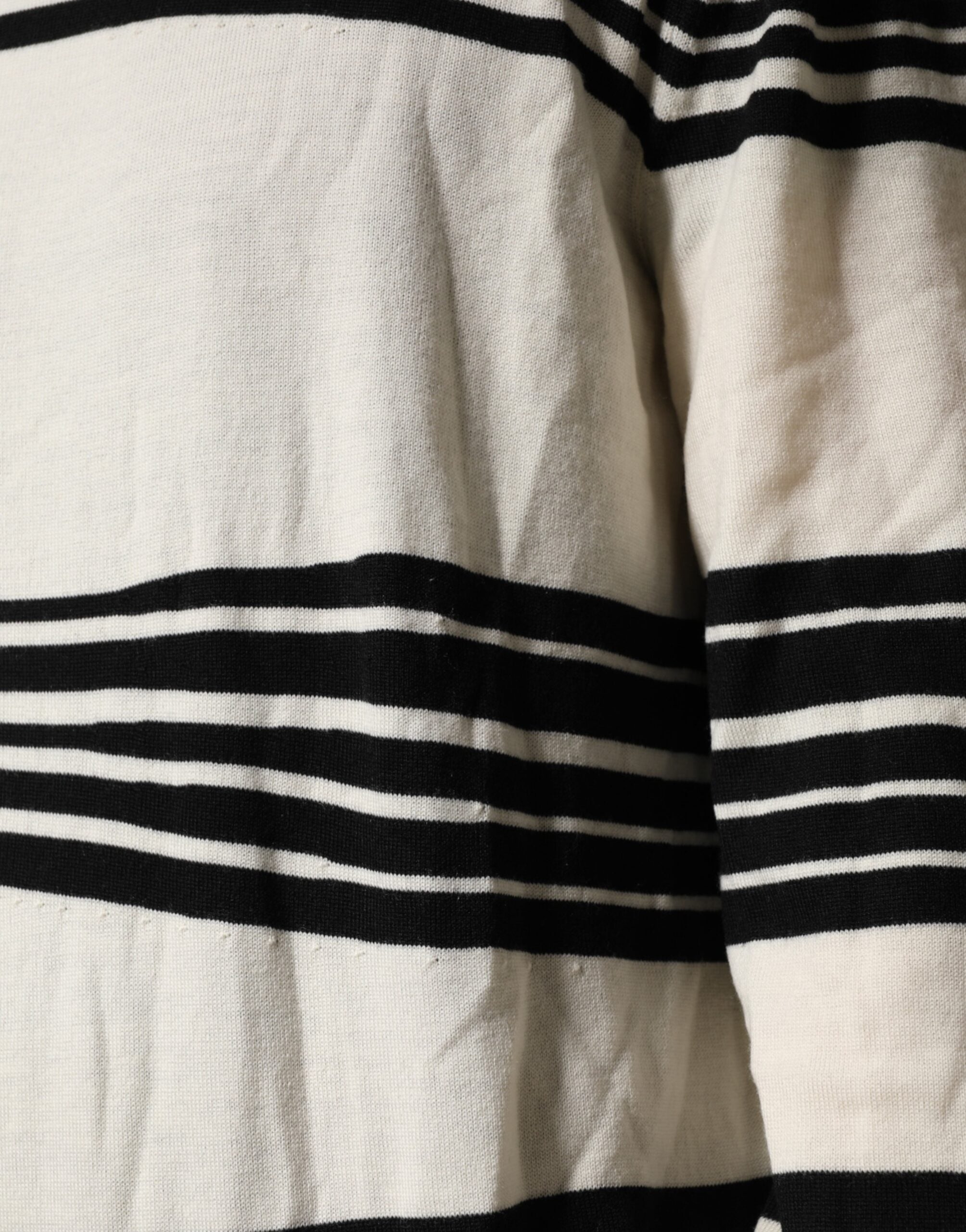 Pull-over Dolce & Gabbana à rayures noires et blanches, col rond, style décontracté et élégant.