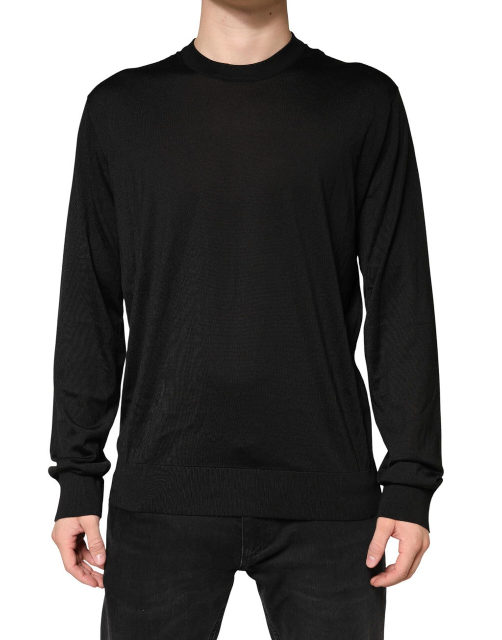 Pull en soie noir pour homme de Dolce & Gabbana, sweat-shirt à col rond avec tissu élégant et finition soignée visible sur l'image.