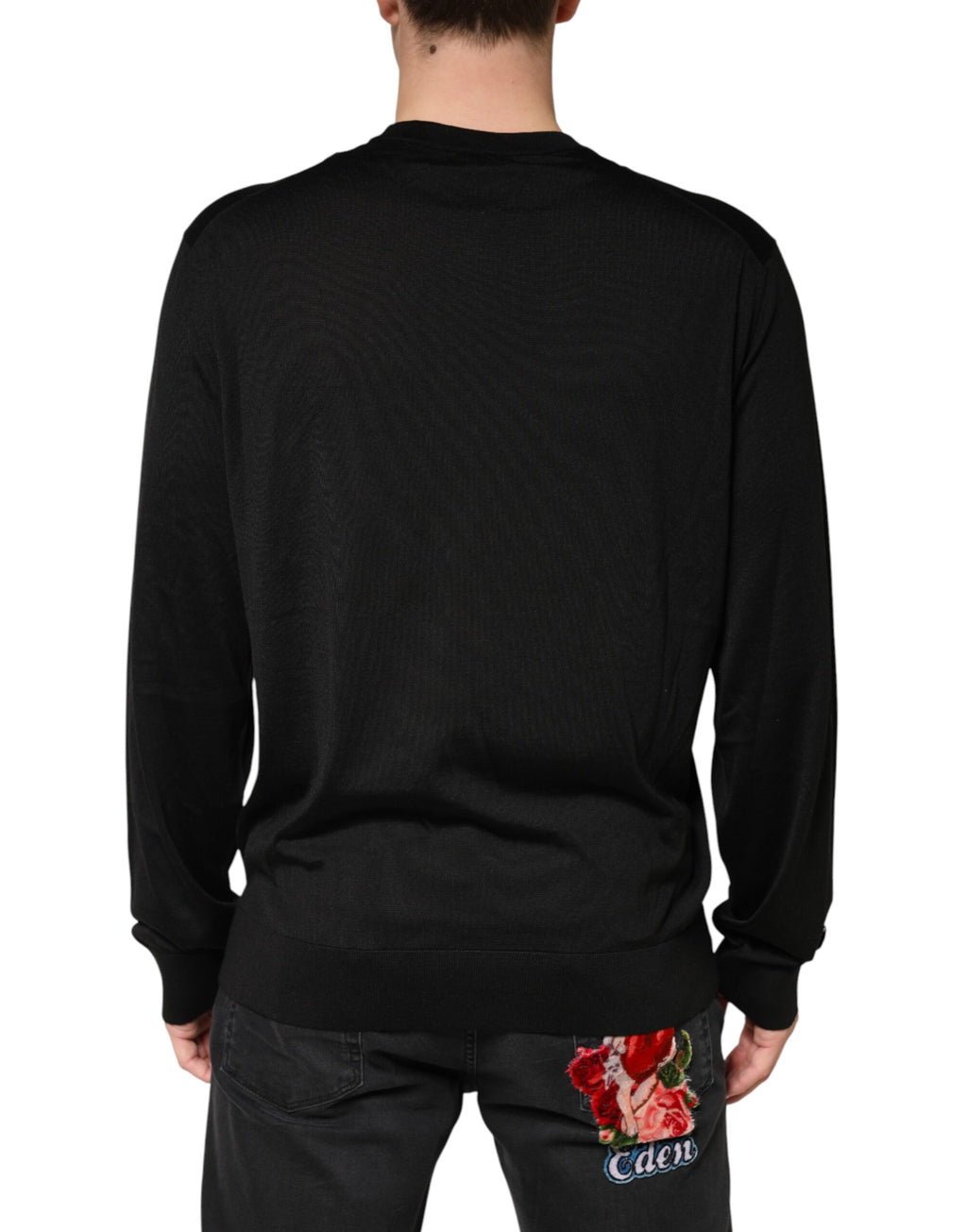 Pull en soie noire pour homme de Dolce & Gabbana, col rond, sweater élégant avec couture raffinée visible sur l'image.