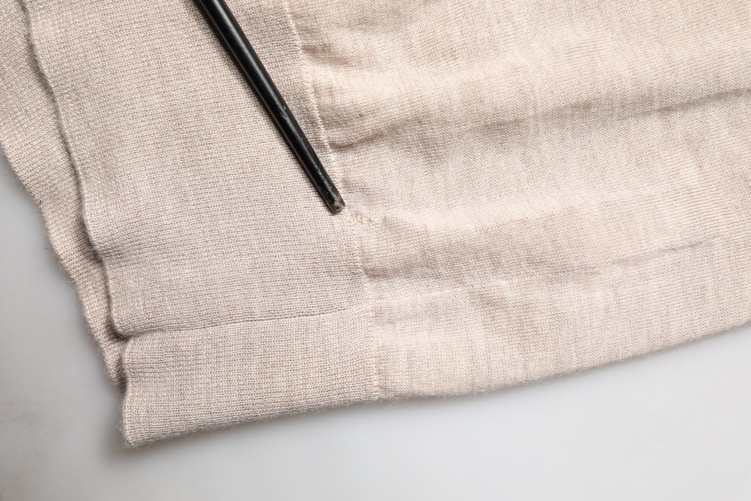 Pull-over Dolce & Gabbana beige en cachemire avec col, style polo, doux et élégant pour homme ou femme.