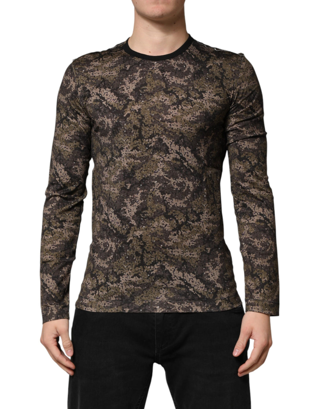 T-shirt à manches longues Dolce & Gabbana camouflage multicolore, motif tendance, en coton avec logo Dolce & Gabbana visible.