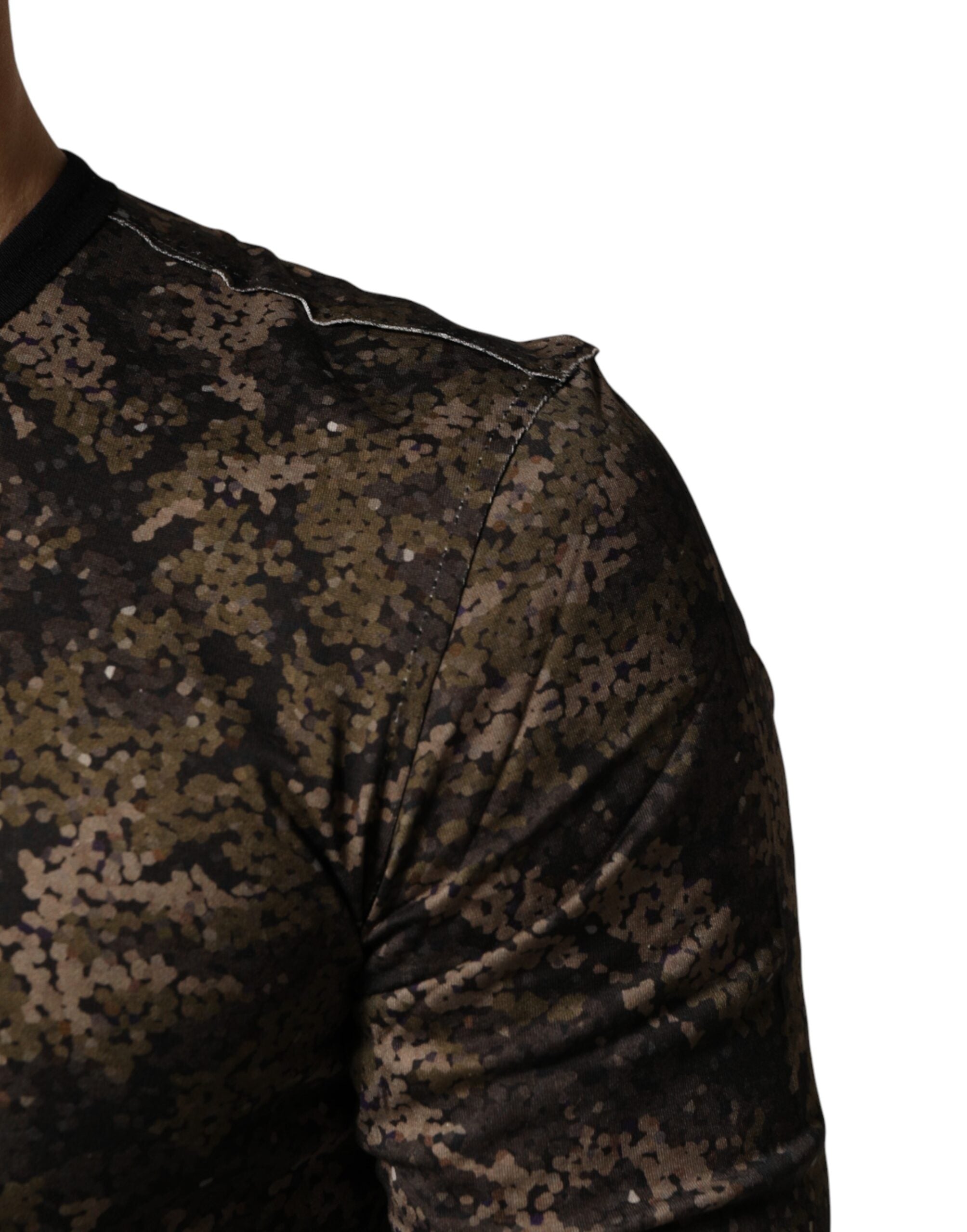 T-shirt à manches longues Dolce & Gabbana à camouflage multicolore, motif tendance, en coton confortable, vue de face.