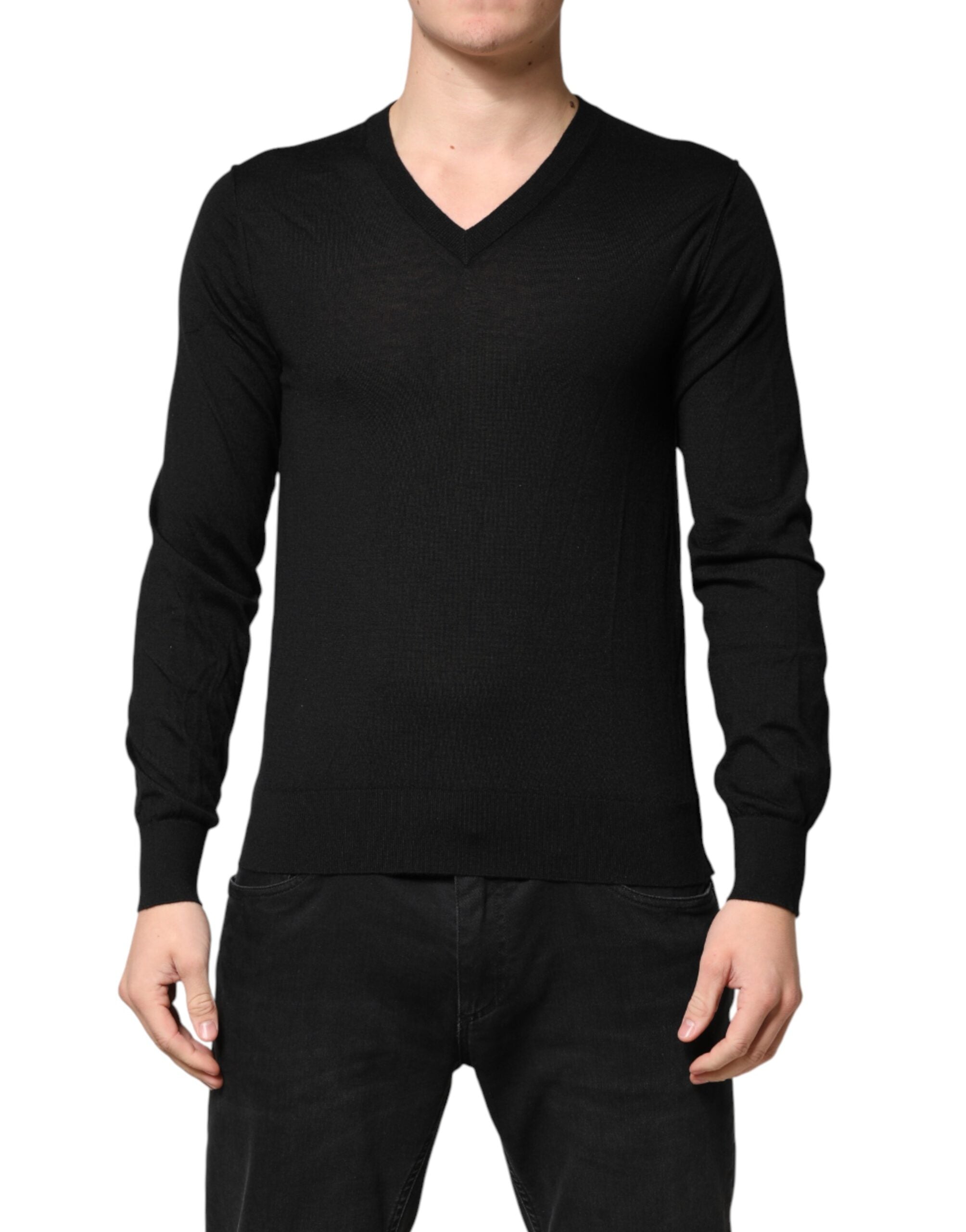 Pull homme Dolce & Gabbana en cachemire noir à col en V, doux et élégant, porté sur un mannequin.