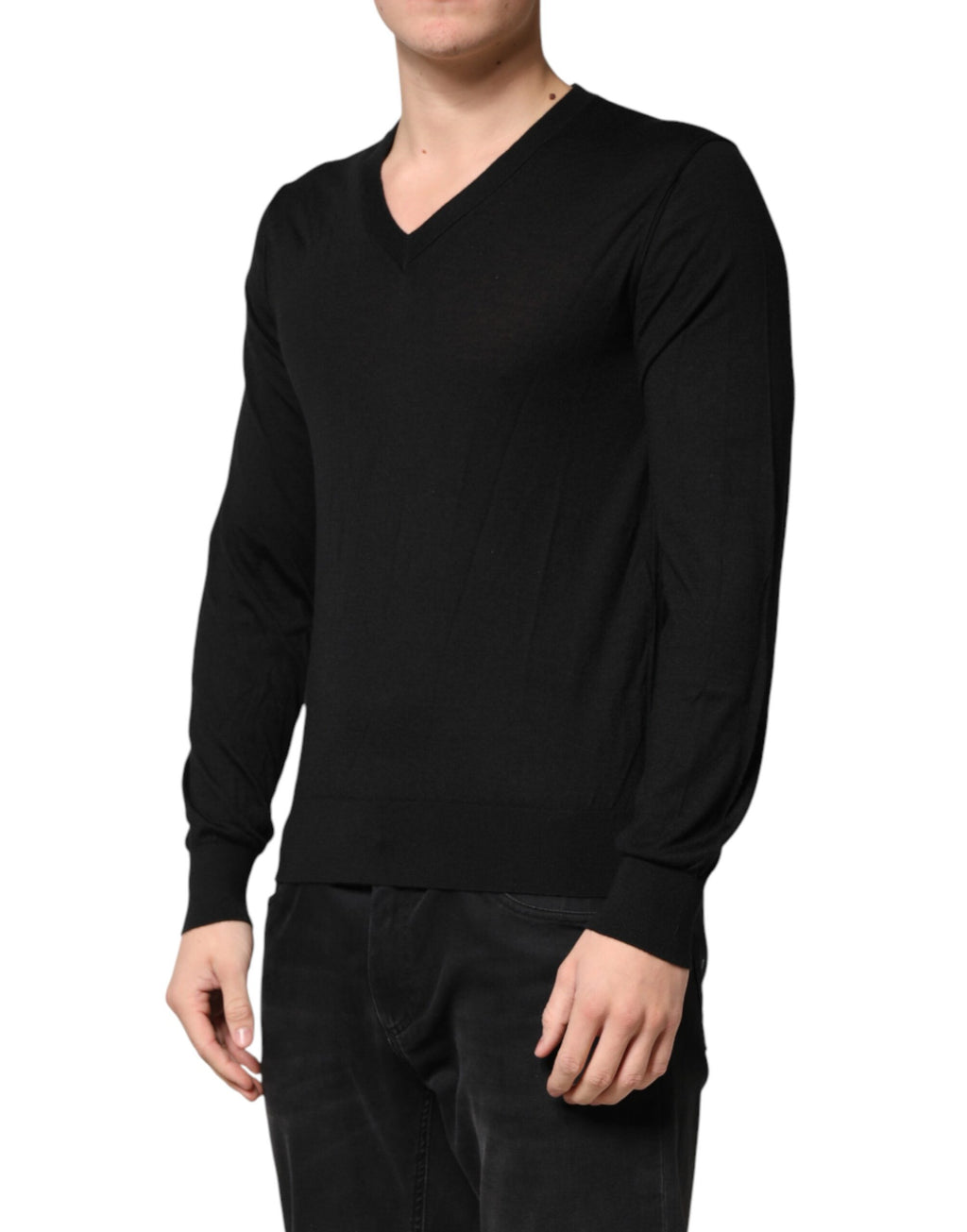Pull en cachemire noir Dolce & Gabbana pour homme avec col en V, finition élégante et texture douce visible sur l'image.