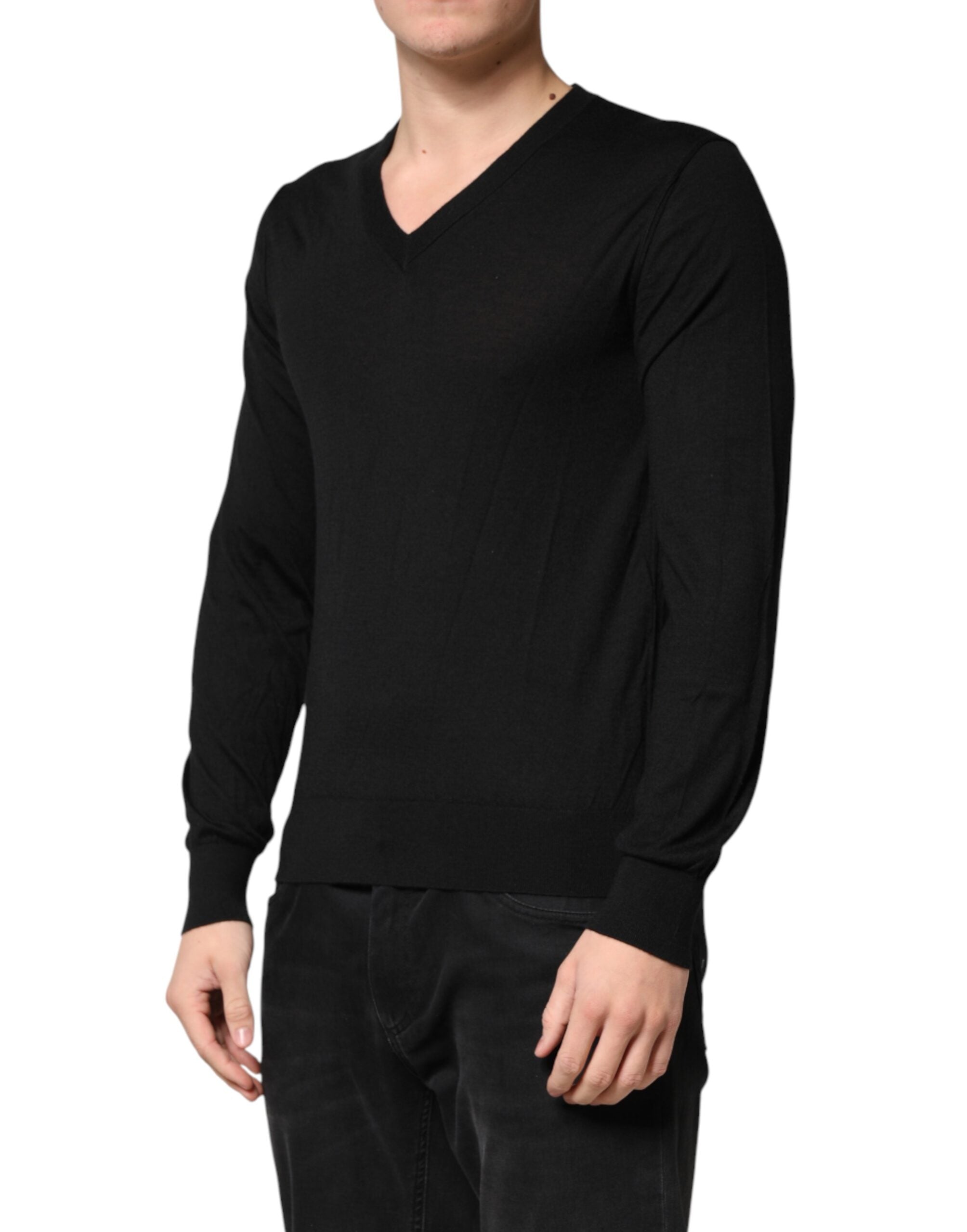 Pull en cachemire noir Dolce & Gabbana pour homme avec col en V, finition élégante et texture douce visible sur l'image.