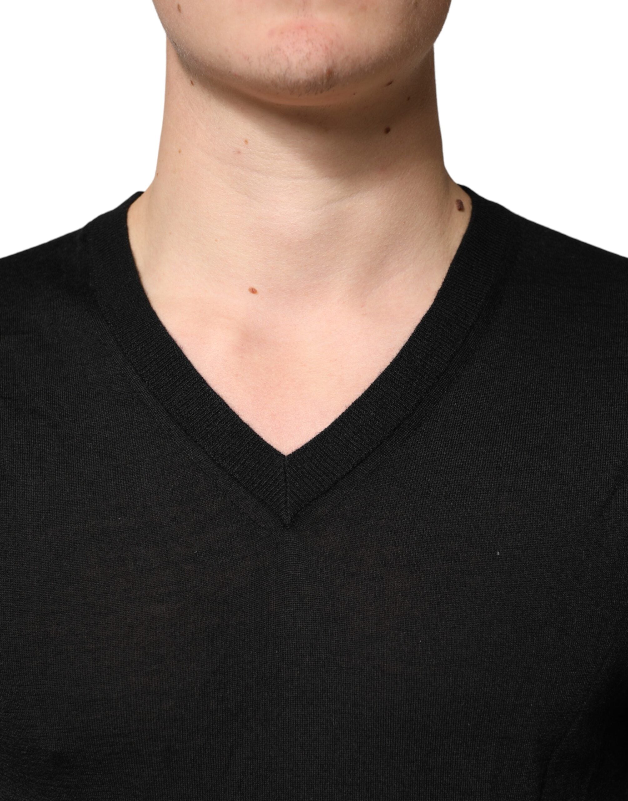 Pull homme Dolce & Gabbana en cachemire noir à col en V, pullover élégant et chaud, visible avec détails de texture.