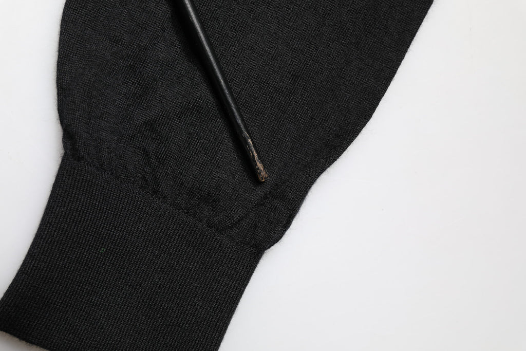Pull homme Dolce & Gabbana en cachemire noir à col en V, vêtement élégant et chaud pour homme.