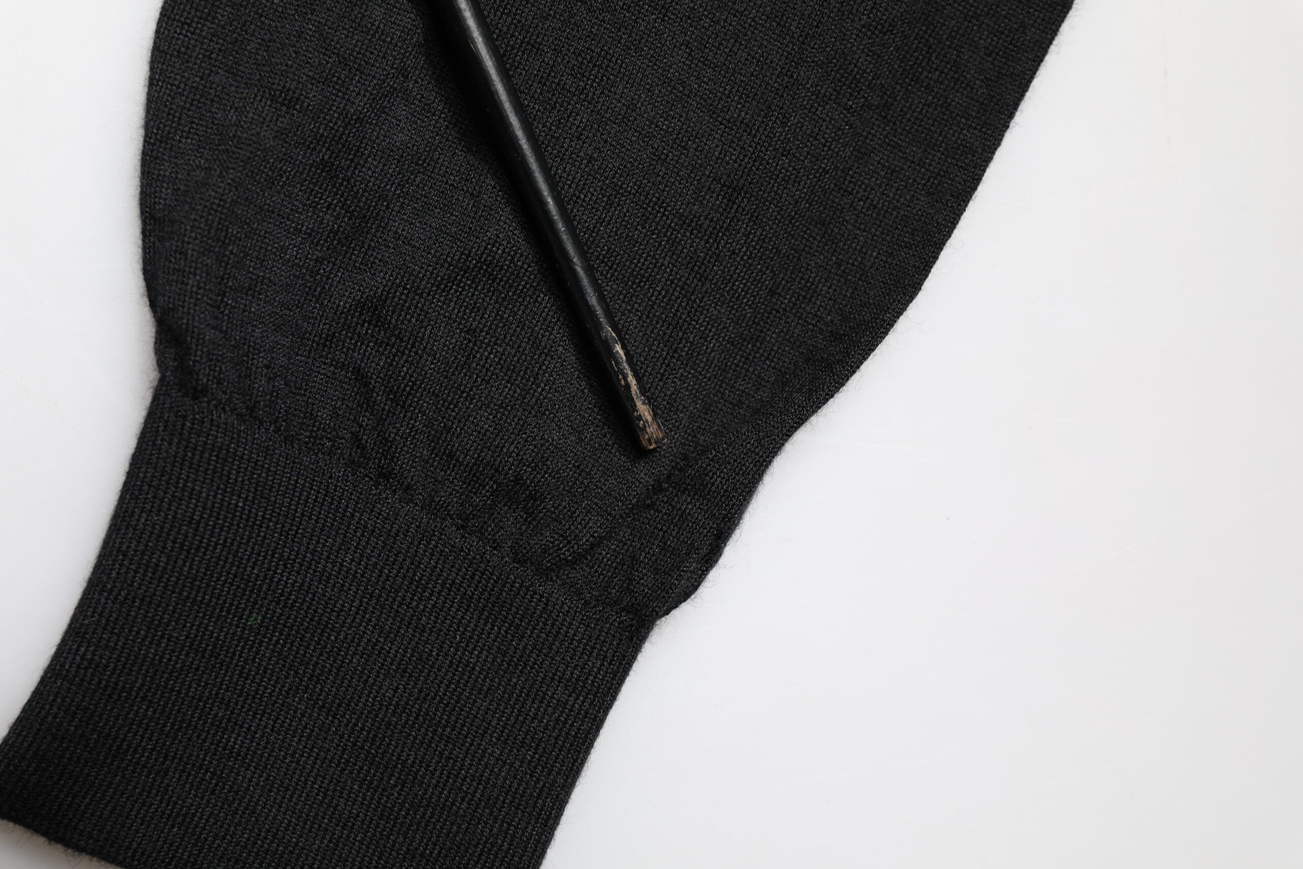 Pull homme Dolce & Gabbana en cachemire noir à col en V, vêtement élégant et chaud pour homme.