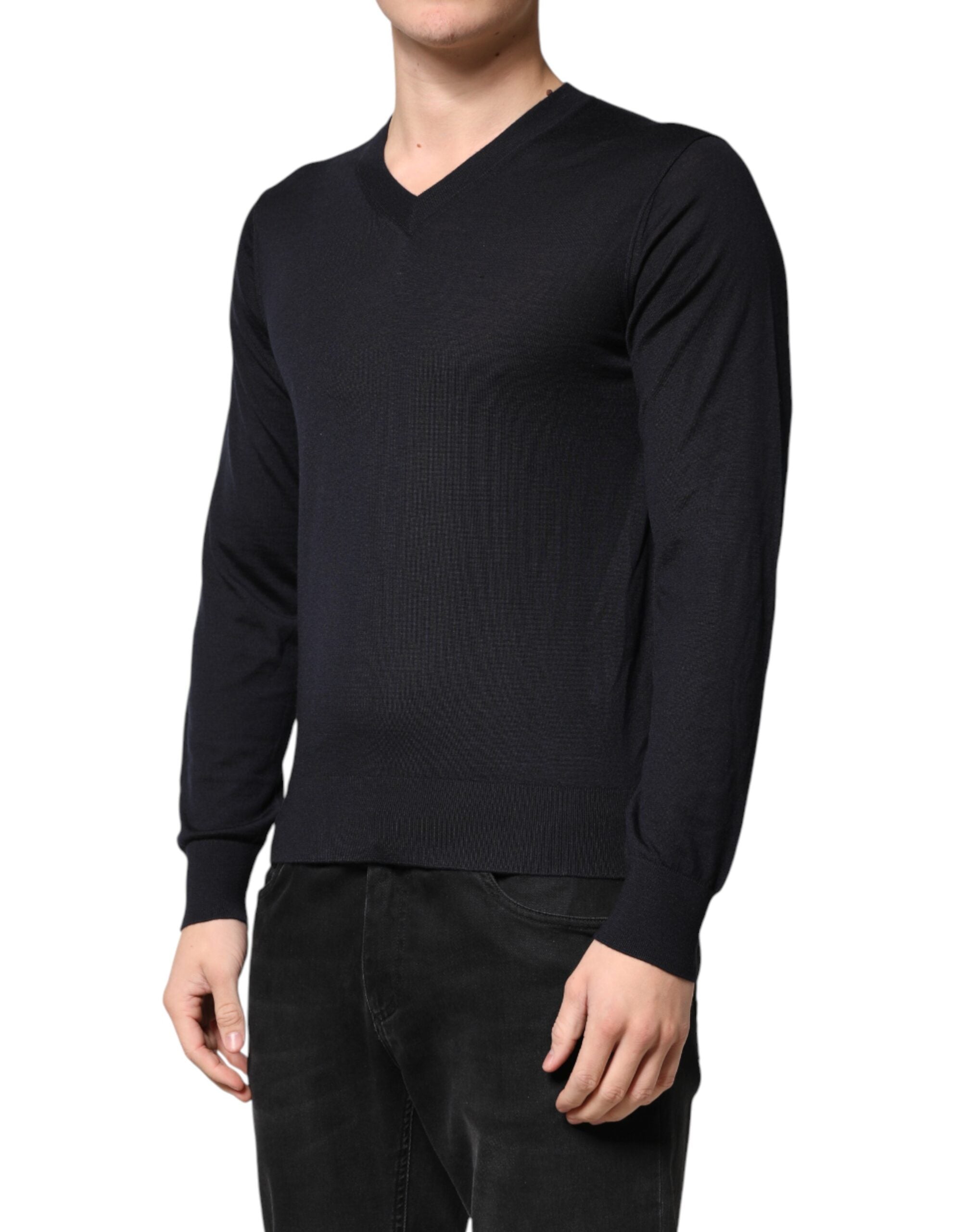 Pull-over homme Dolce & Gabbana en cachemire noir à col en V, doux et élégant pour un style sophistiqué.