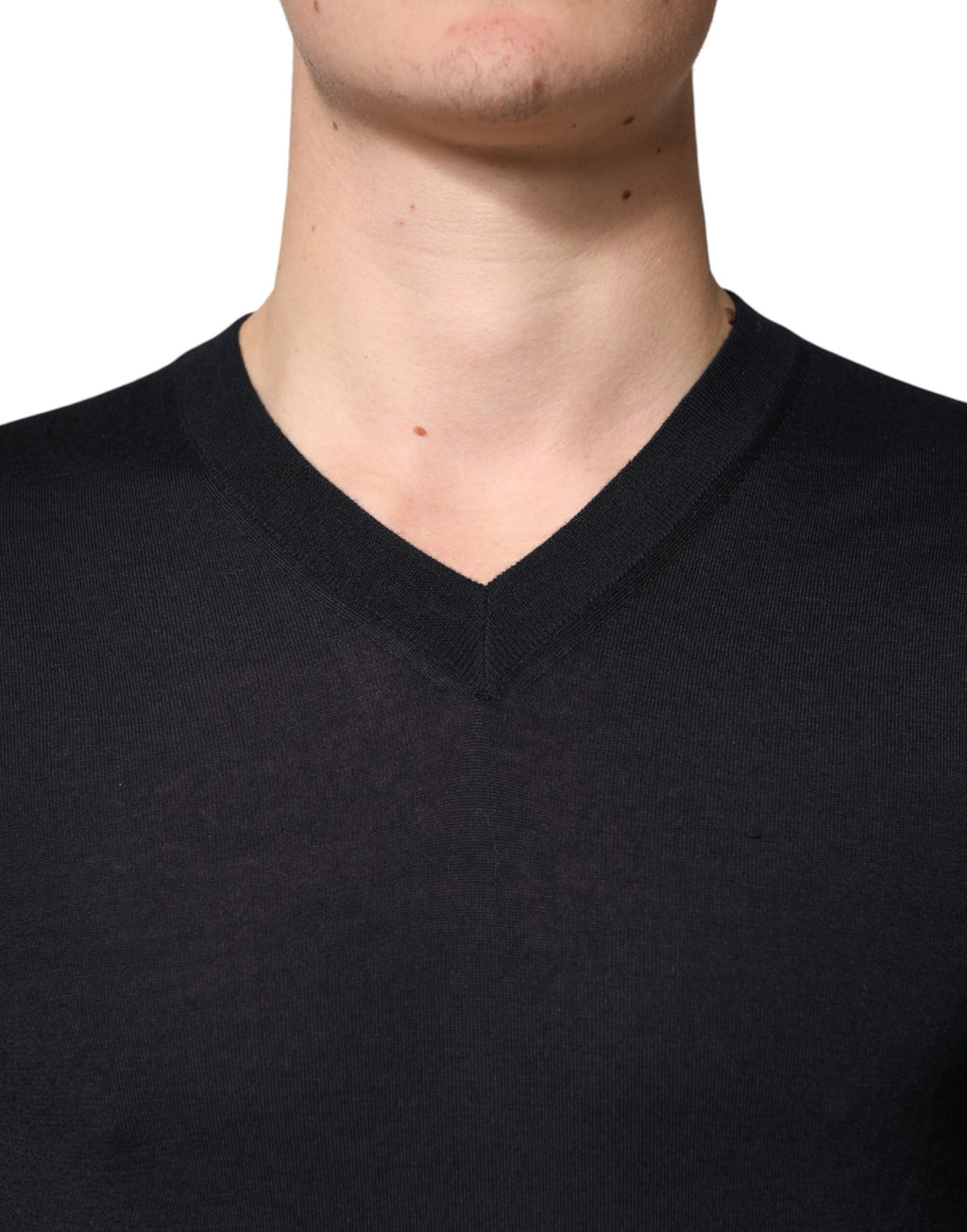 Pull en cachemire noir pour homme de Dolce & Gabbana, col en V, élégant et doux, détails de finition visibles.